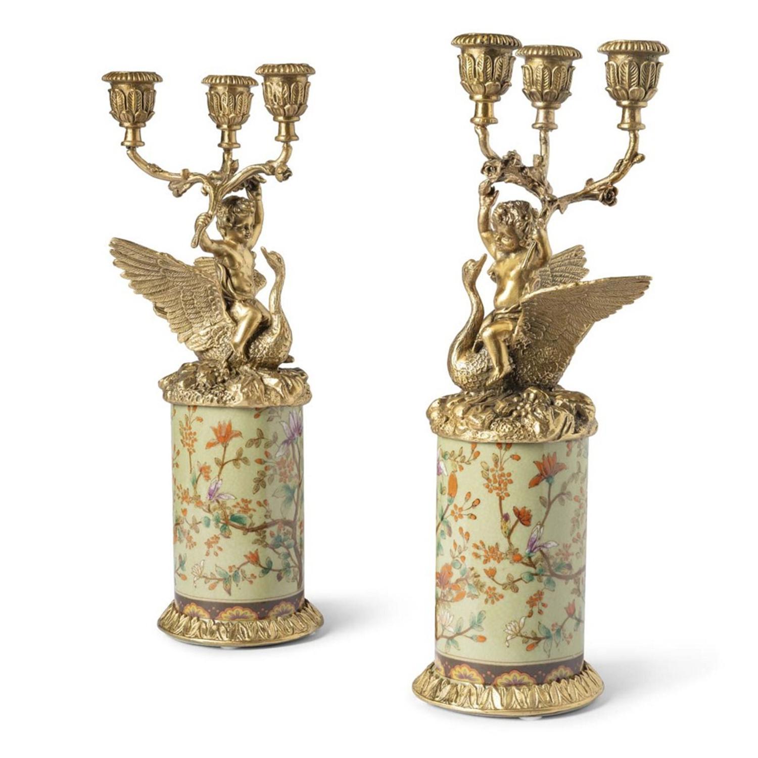 Set di 2 Cigni portacandele con struttura in porcellana dipinta a mano
e con dettagli in bronzo per 2 candele, candele non incluse.
