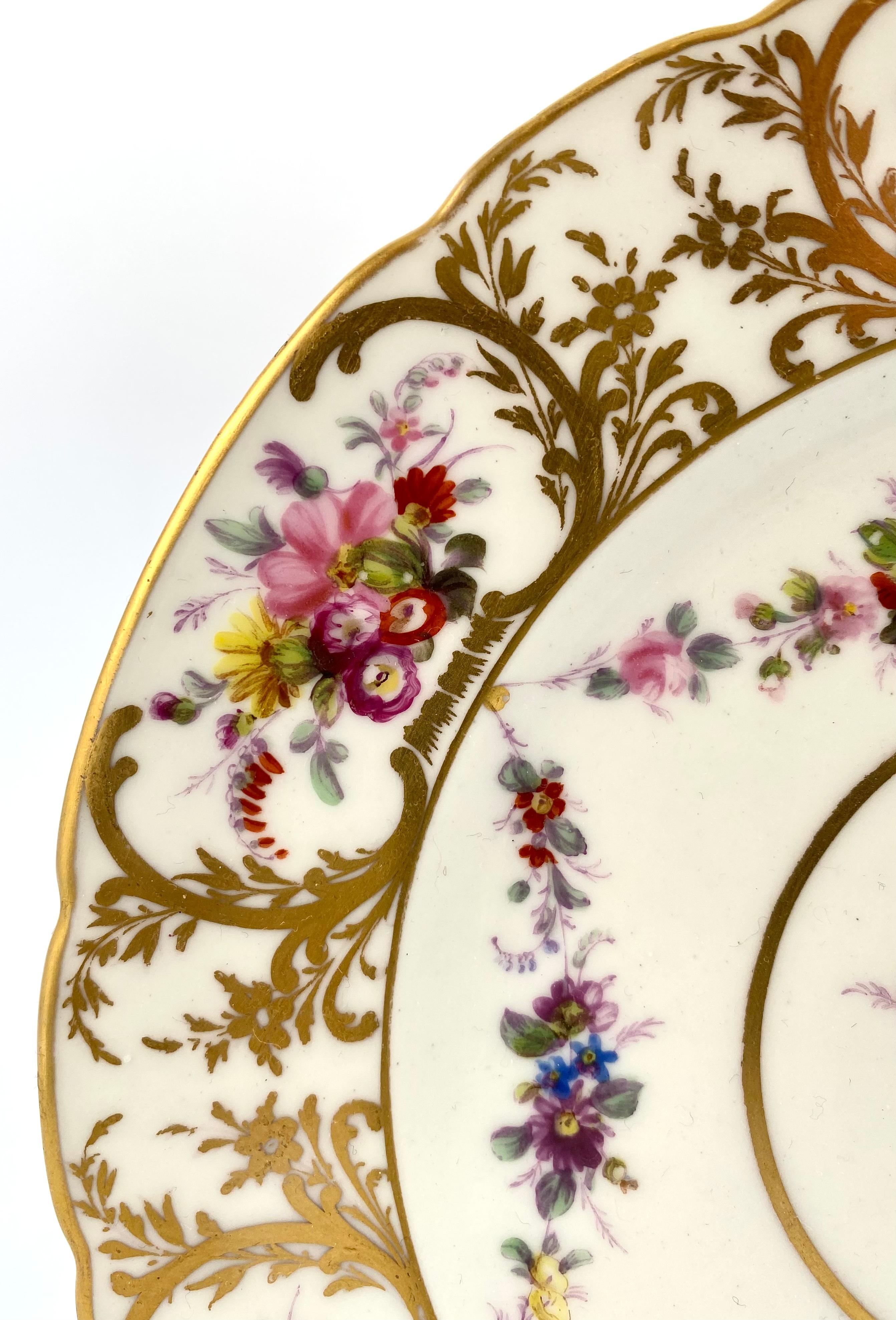 Swansea porcelain plate. Floral sprays, c. 1815. In Excellent Condition In Gargrave, North Yorkshire
