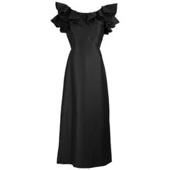 Swanson's On The Plaza Schwarzes Abendkleid mit gerafftem Kragen und Schlitz