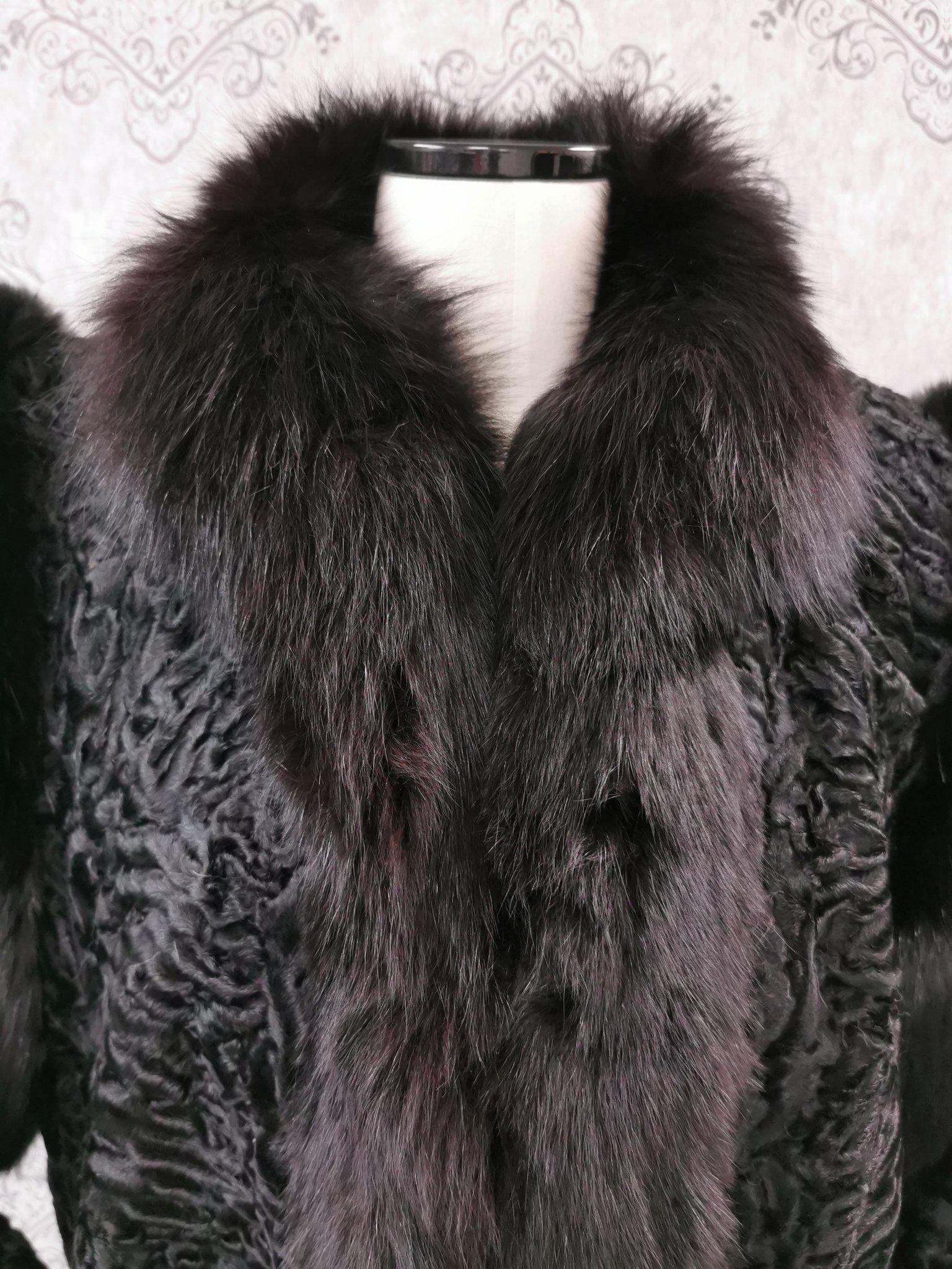 Swarkara broadtail fur with dyed shadow fox fur trim size 10 In Good Condition For Sale In Montreal, Quebec