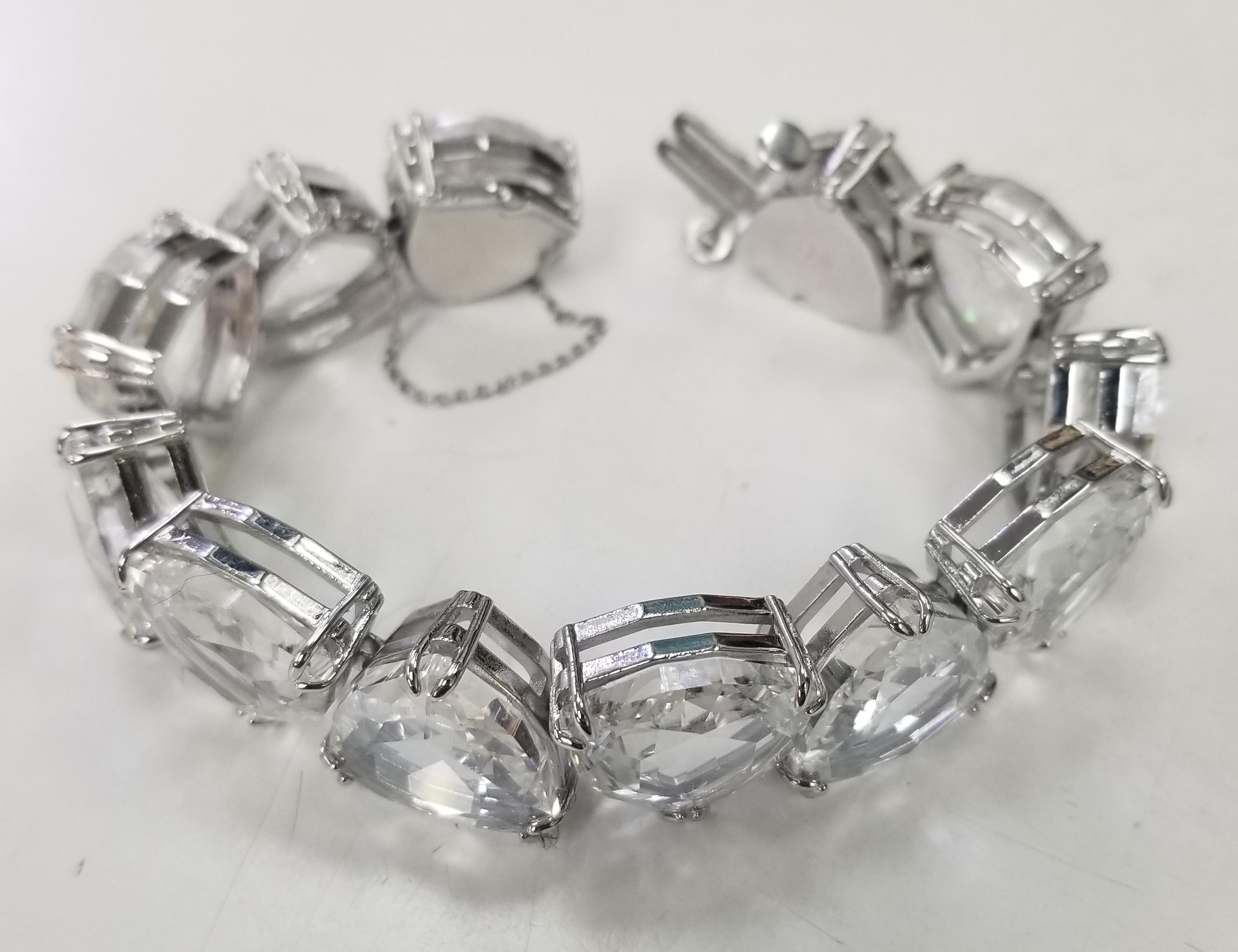 Collection:  Millenia
Colour:  White
Minimum length: 18 cm
Maximum length: 21 cm
Material:  Crystals, Rhodium plated
Expertly crafted from a row of trillion cut crystals, this unique bracelet will become your new wardrobe staple. Finished with a