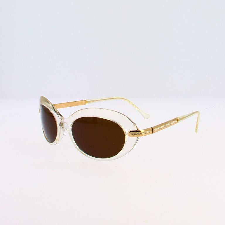 Discover this stunning transparent acetate frame signed by Swarovski, a creation that perfectly blends refinement, modernity, and artisanal craftsmanship. Every detail has been carefully designed to capture the light and highlight the purity of the