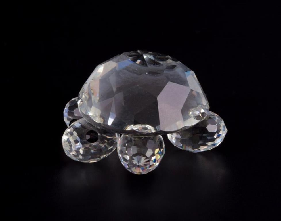 Swarovski, Austria.
Tre statuette in miniatura in vetro cristallo sfaccettato.
Maiale, tartaruga e koala.
Contrassegnato.
Approssimativamente dagli anni '80.
Condizioni perfette.
Koala: H. H. 2,8 cm x L. 2,2 cm.