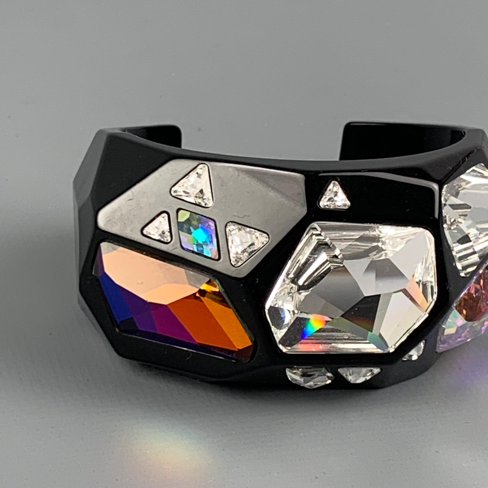 Le bracelet manchette SWAROVSKI est en acétate noir avec un grand motif à quatre cristaux.

Bon état d'origine.

Mesures :

Convient : 2 in.  
