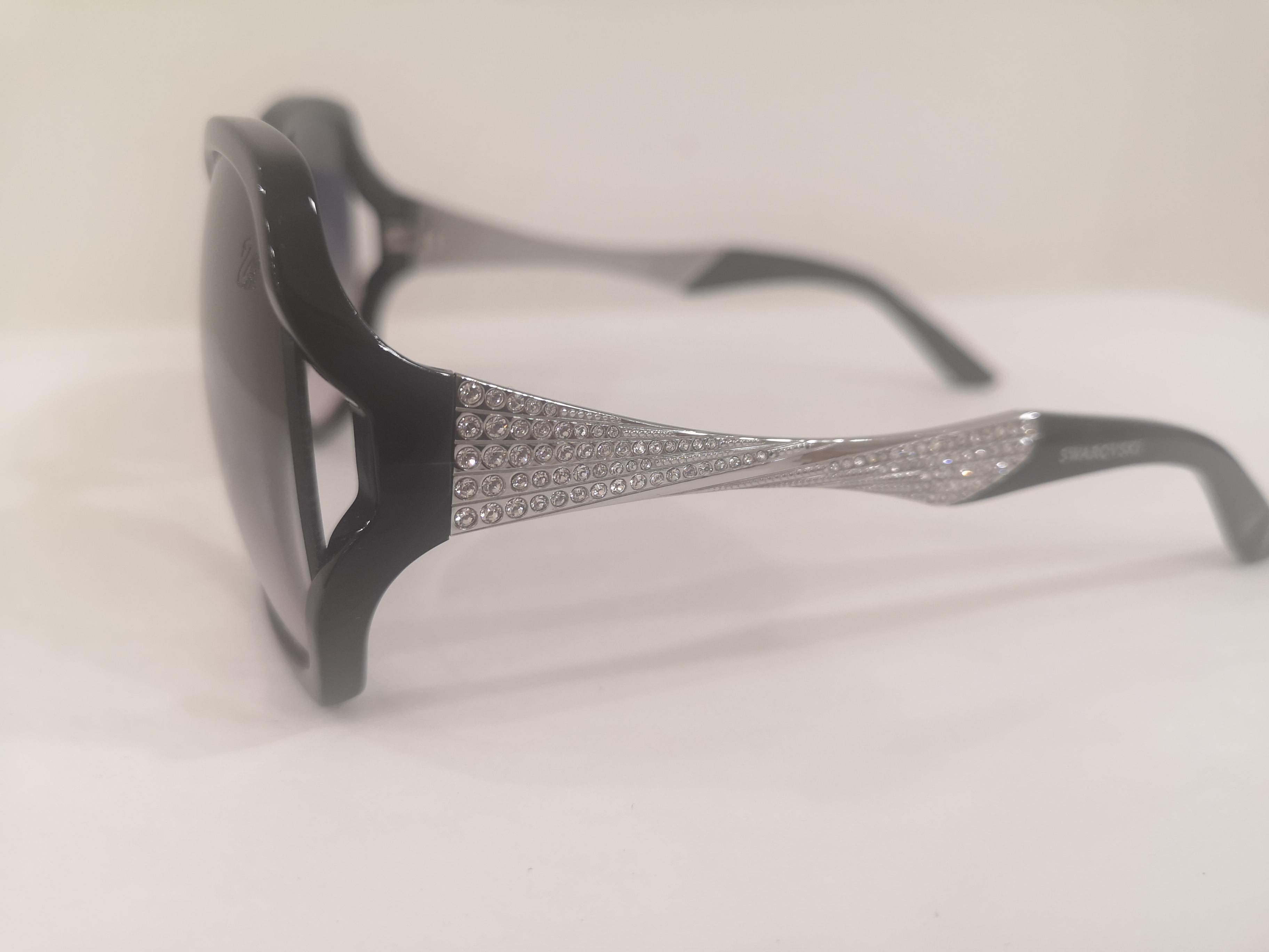 Lunettes de soleil Swarovski noires avec lunettes swarovski, neuves avec étiquettes en vente 1