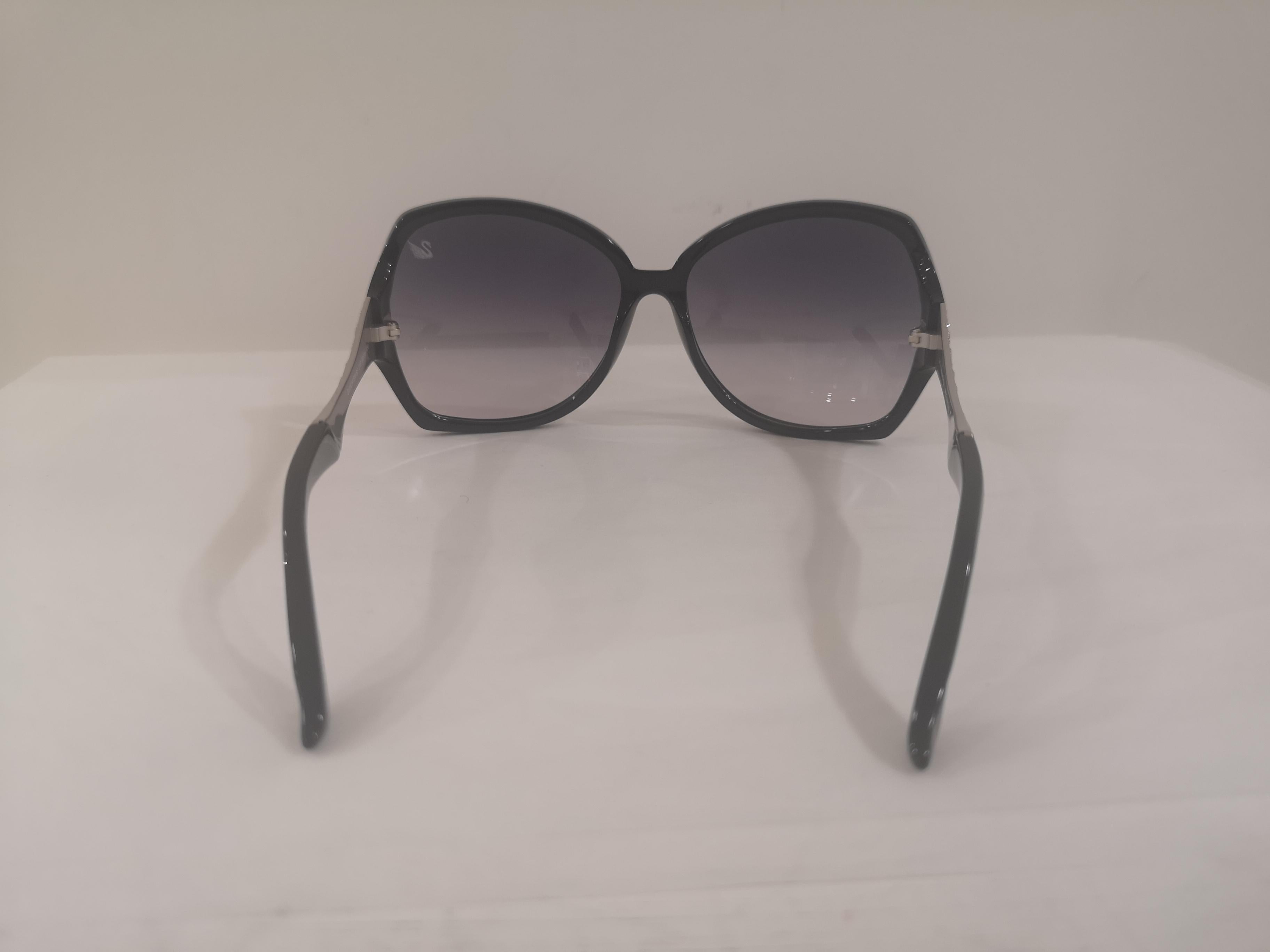Lunettes de soleil Swarovski noires avec lunettes swarovski, neuves avec étiquettes en vente 2