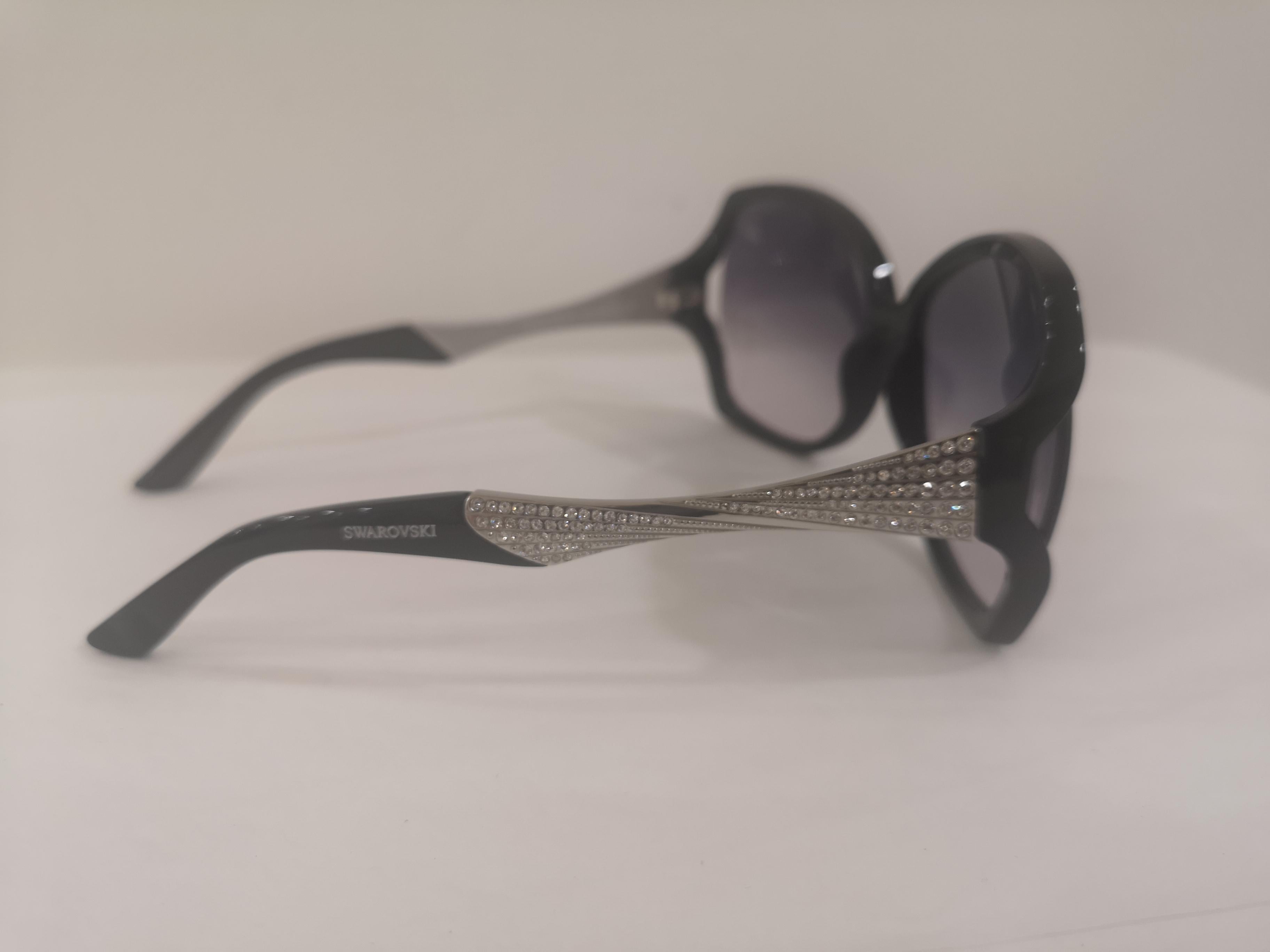 Lunettes de soleil Swarovski noires avec lunettes swarovski, neuves avec étiquettes en vente 3