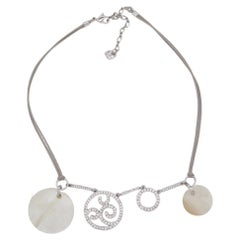 Collier en plaqué blanc avec pendentifs en cristals ronds ajourés et cercles Swarovski