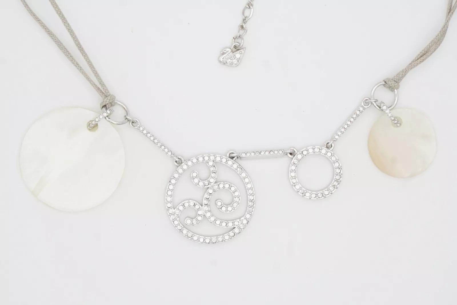 Swarovski Circles Round Crystals Openwork Avorio Bianco Collana con Ciondoli a Grappolo in vendita 5