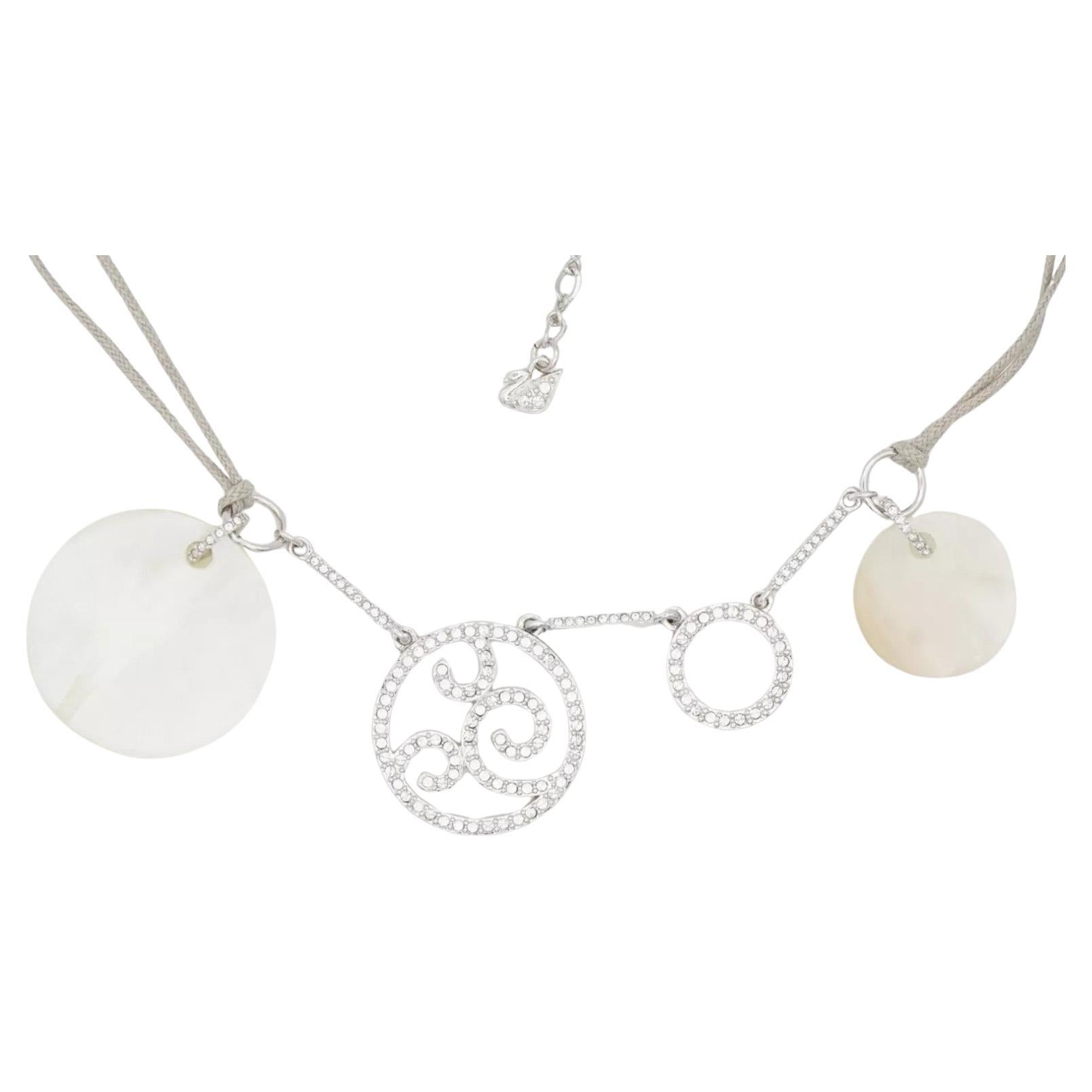 Swarovski Circles Round Crystals Openwork Flower White Ivory Bib Chunky Pendants Elegant Necklace, White Silver Plated

Ottime condizioni e molto nuovo. 100% autentico.

Materiale: Metallo placcato argento, strass, resina.

Lunghezza: 38 cm, catena