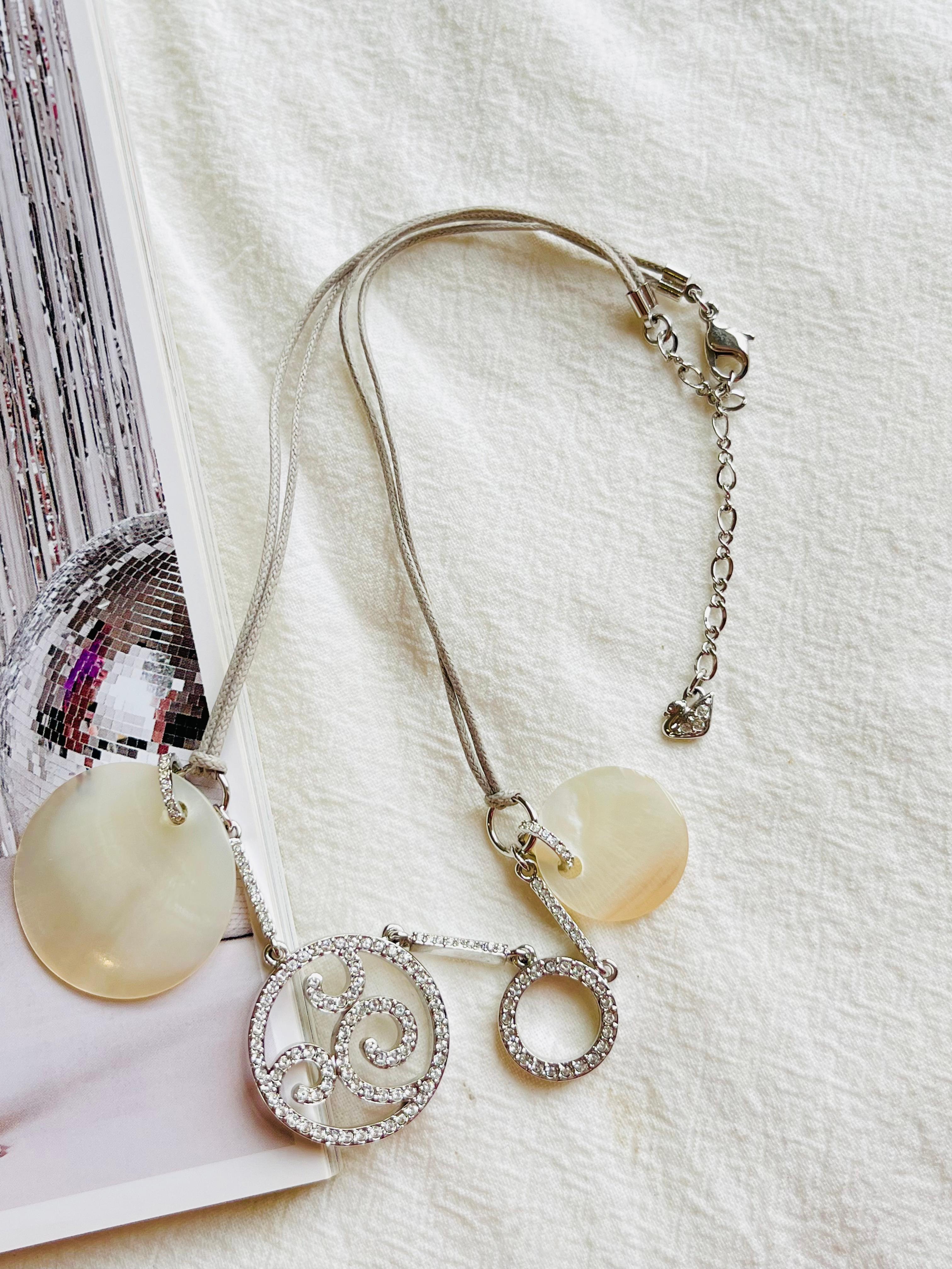 Swarovski Circles Round Crystals Openwork Avorio Bianco Collana con Ciondoli a Grappolo in vendita 2