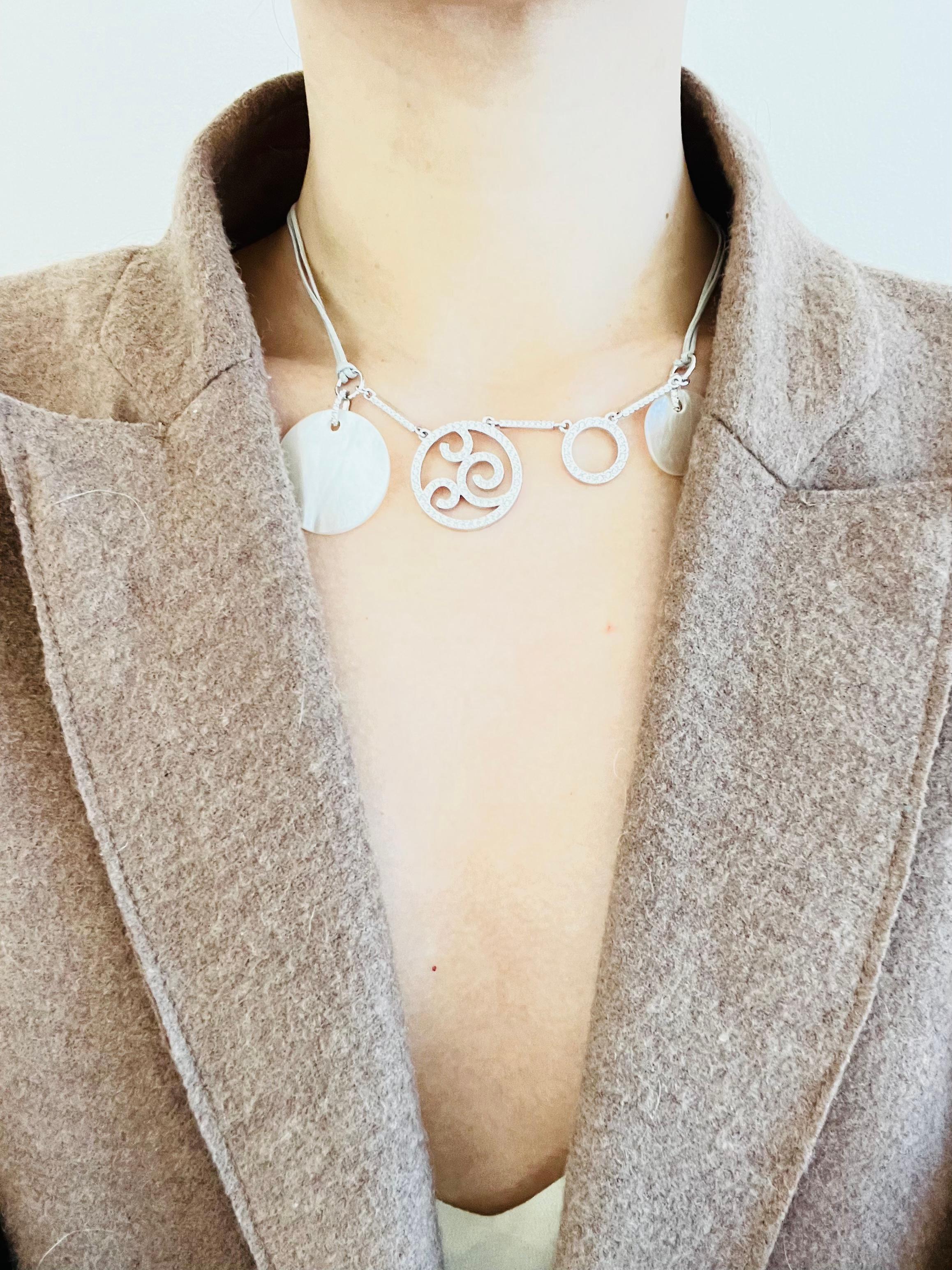 Swarovski Circles Round Crystals Openwork Avorio Bianco Collana con Ciondoli a Grappolo in vendita 3