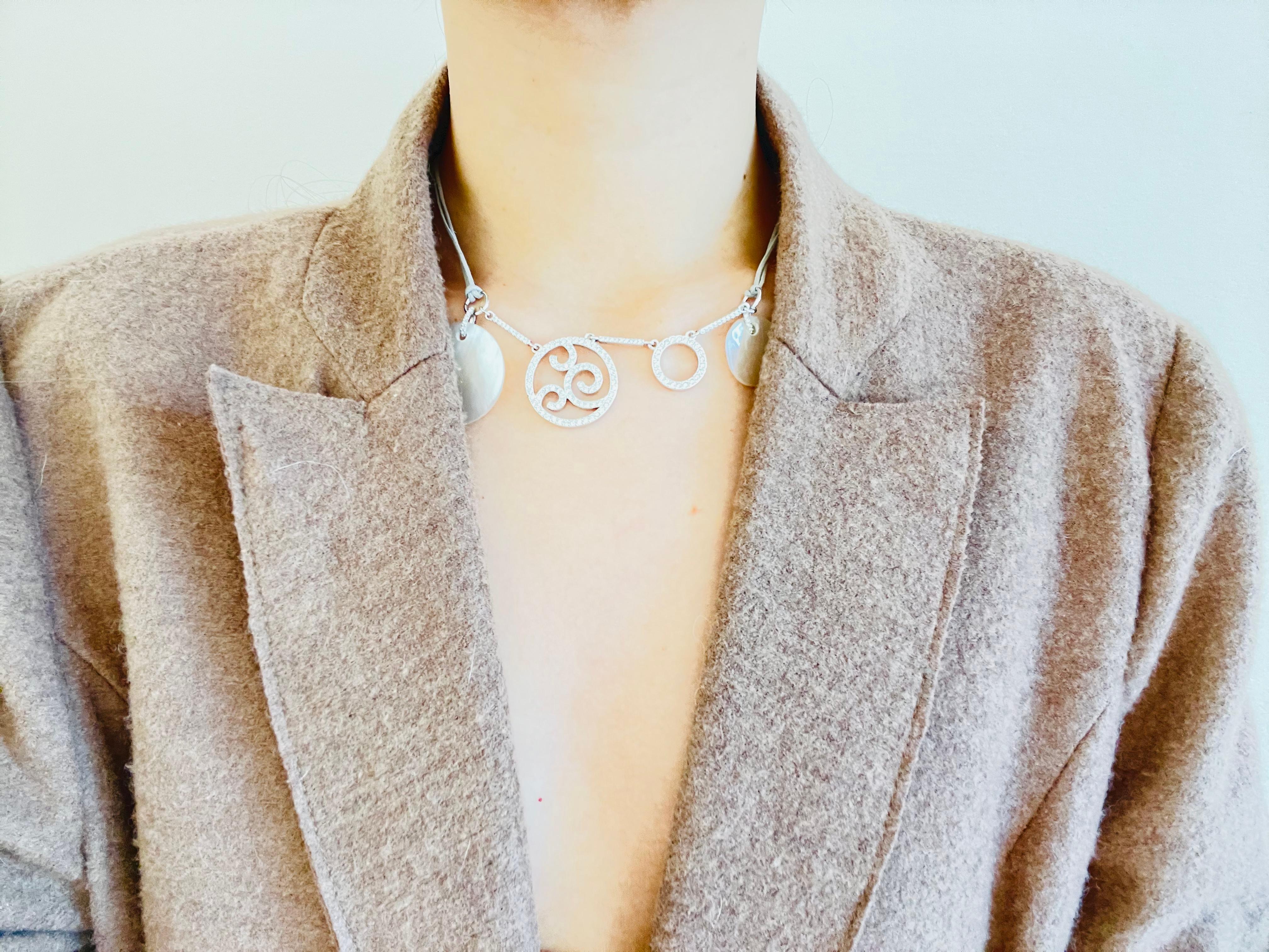 Swarovski Circles Round Crystals Openwork Avorio Bianco Collana con Ciondoli a Grappolo in vendita 4