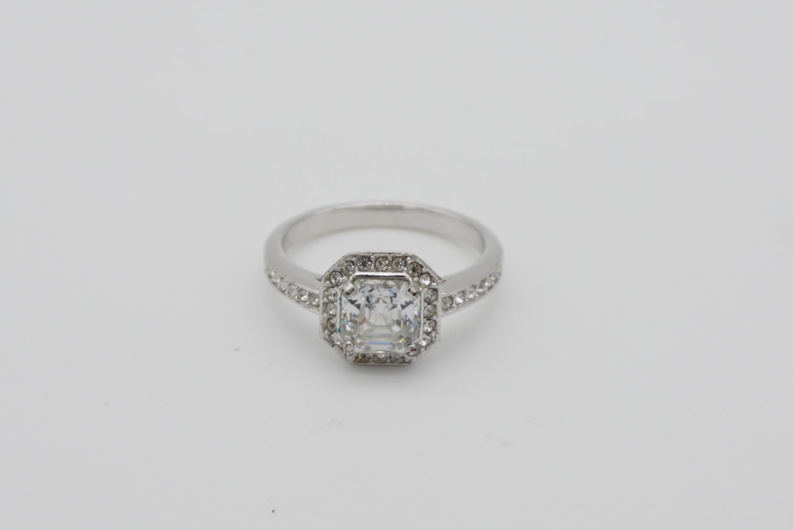 SWAROVSKI Ring aus weißem Rhodium mit klaren Kristallen und Halo-Schulterschliff, Größe L 52 für Damen oder Herren im Angebot