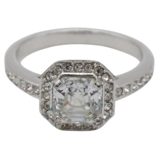 SWAROVSKI Ring aus weißem Rhodium mit klaren Kristallen und Halo-Schulterschliff, Größe L 52 im Angebot