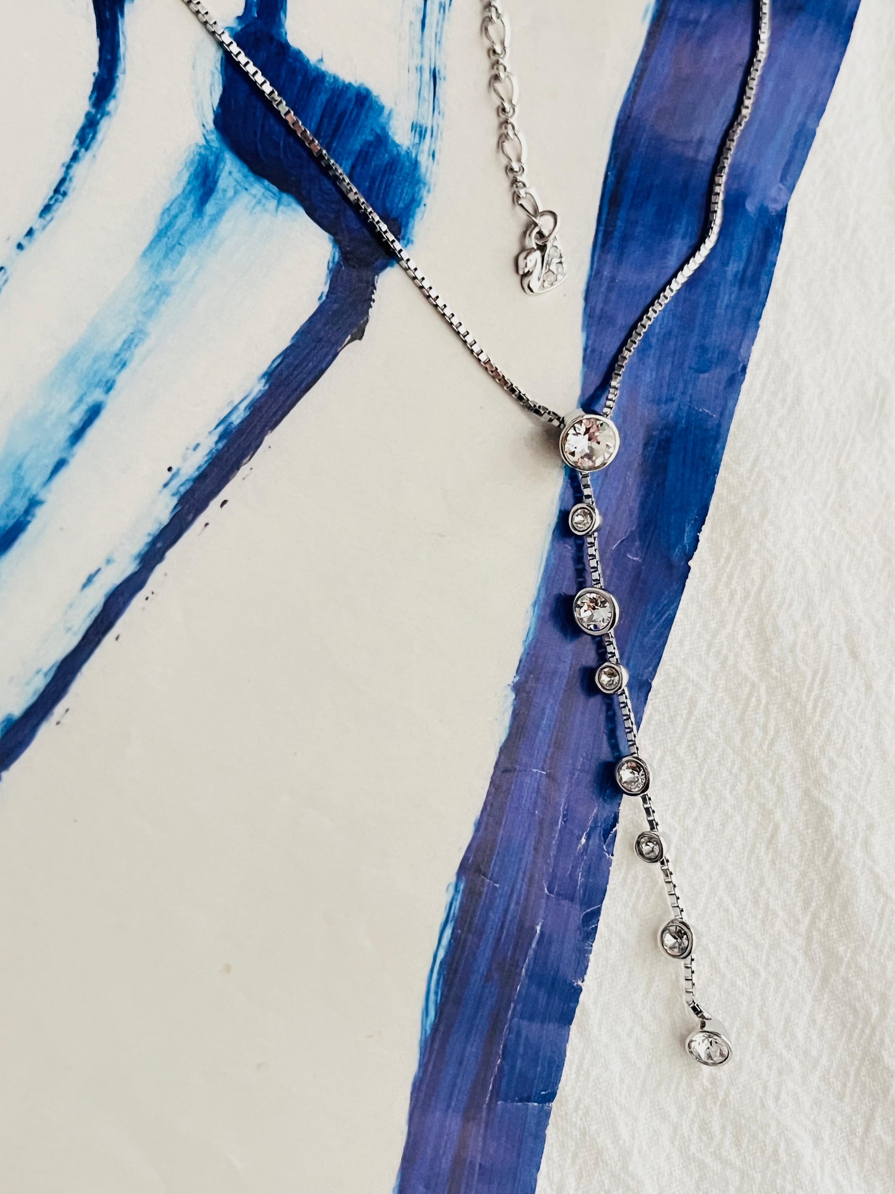 Swarovski Clear Round Crystals Dangle Floating Y Chain Collana lunga in argento In condizioni ottime in vendita a Wokingham, England