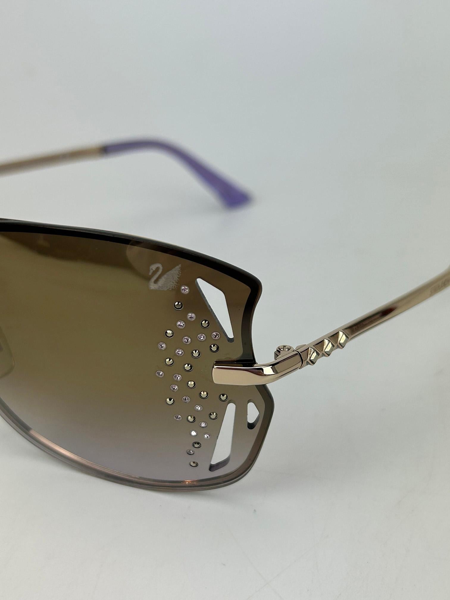 Swarovski Cole Sonnenbrille mit lila und goldenen Kristallen und übergroßen Gläsern im Angebot 6