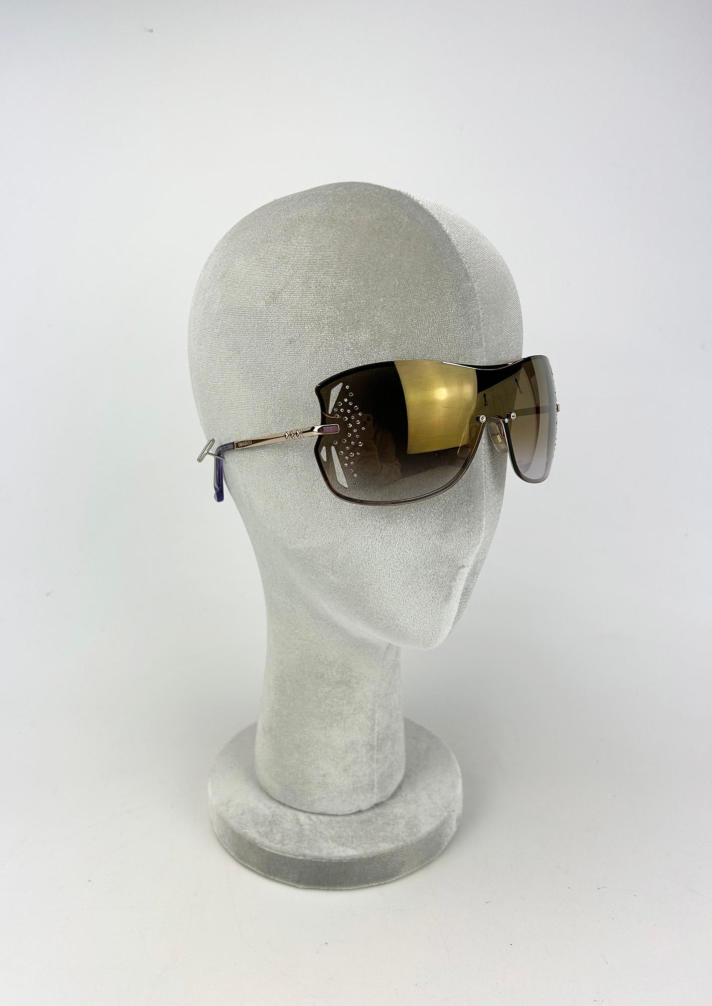 Swarovski Purple and Gold Crystal Embellished Shield Lens Sonnenbrille in ausgezeichnetem Zustand. Dunkelbraune Gläser in klassischer, übergroßer Schildform, besetzt mit zarten Swarovski-Kristallen an beiden äußeren Rändern. Goldfarbene Hardware mit