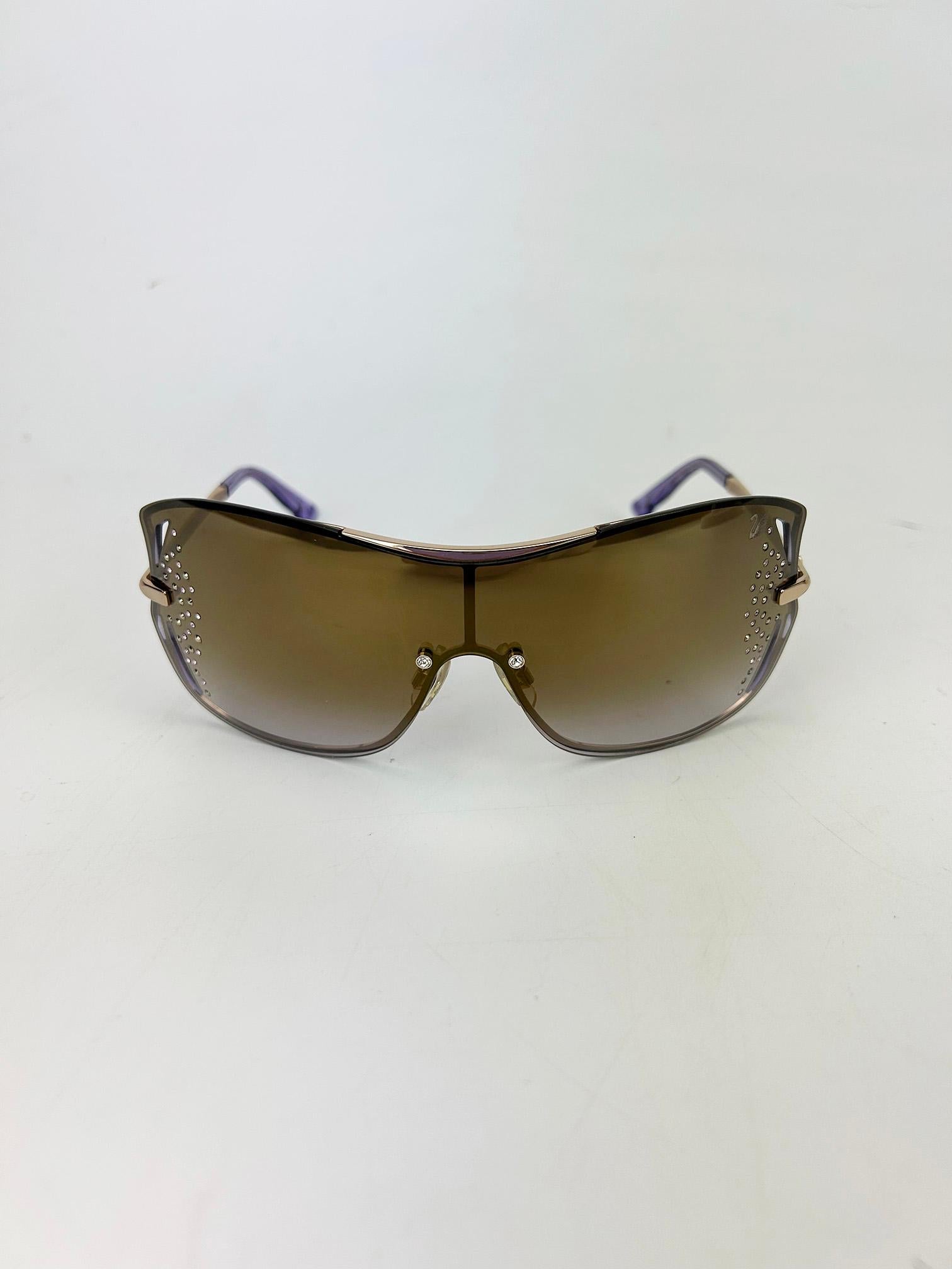 Swarovski Cole Sonnenbrille mit lila und goldenen Kristallen und übergroßen Gläsern im Zustand „Hervorragend“ im Angebot in Philadelphia, PA