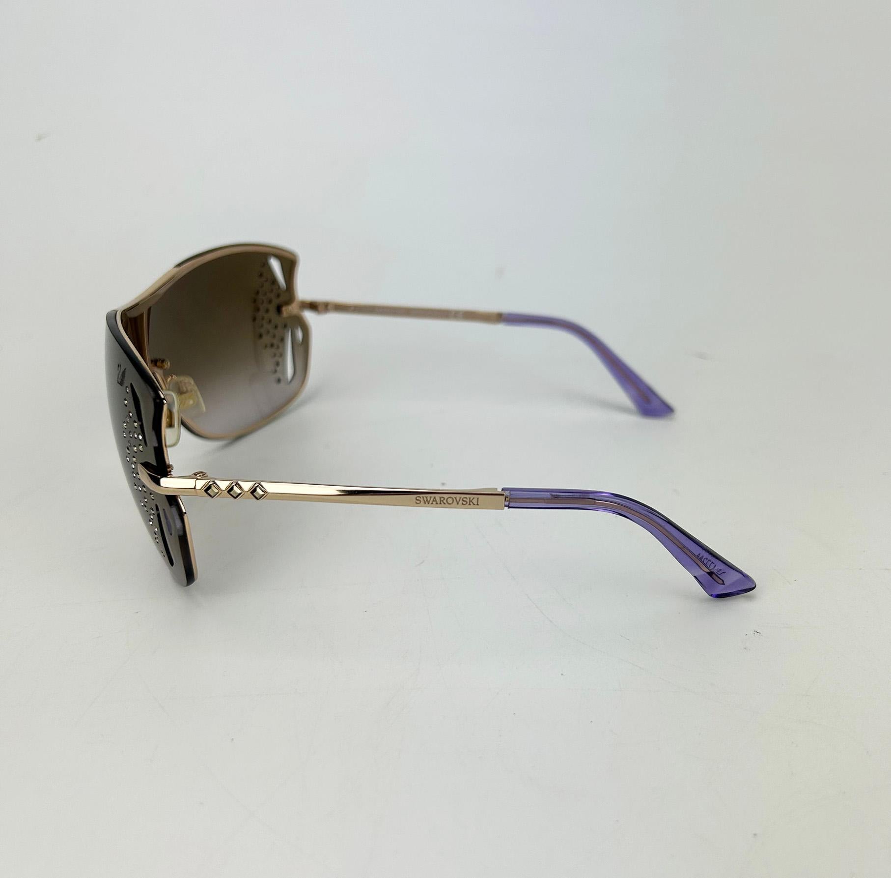 Swarovski Cole Sonnenbrille mit lila und goldenen Kristallen und übergroßen Gläsern Damen im Angebot