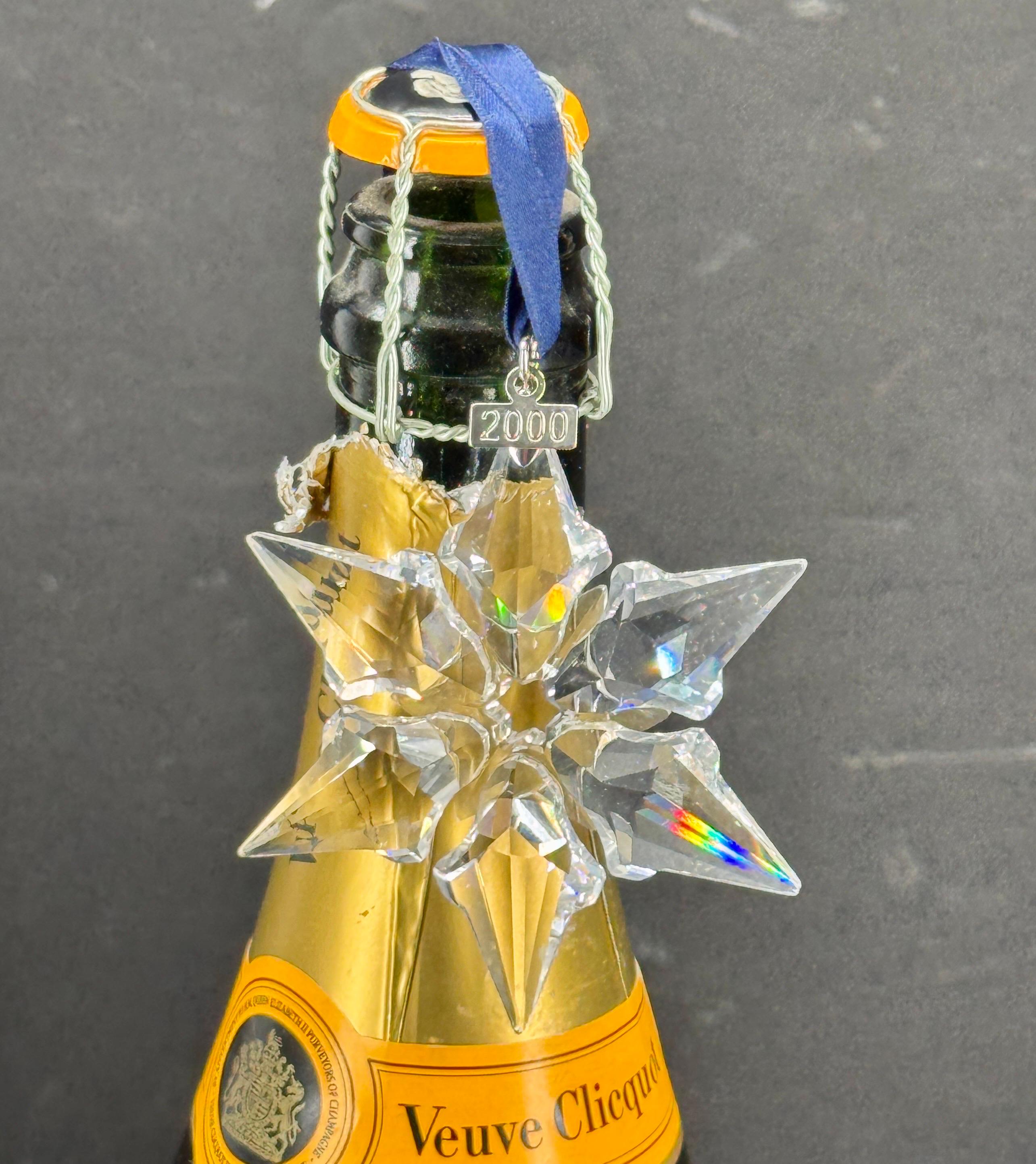 Ornamento per l'albero di Natale in edizione limitata di Swarovski del 2000. Fantastico fiocco di neve/stella da aggiungere a una collezione di questi ornamenti da collezione per le vacanze. 
