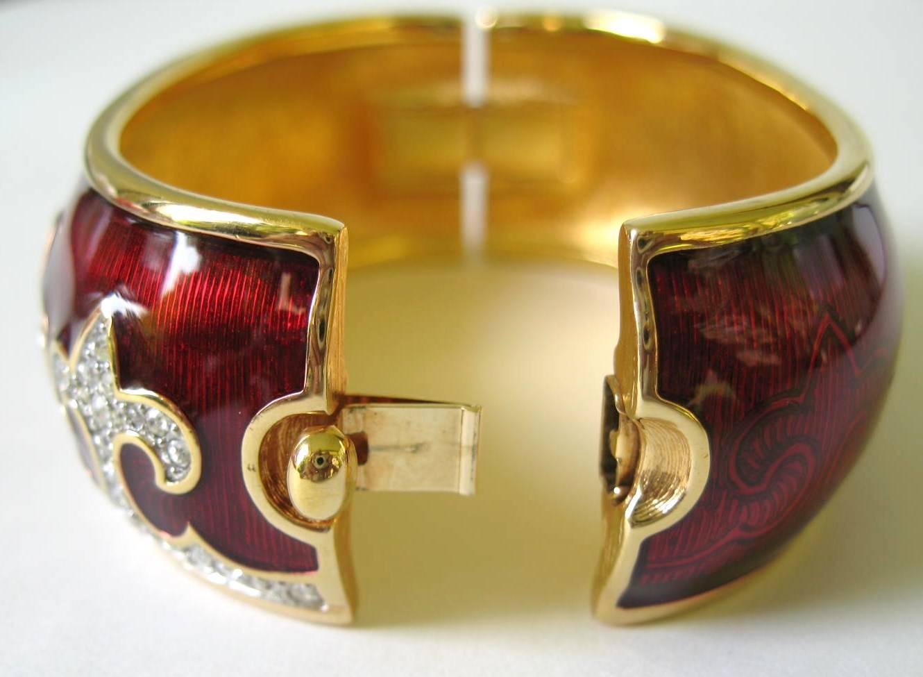 Bracelet en cristal Swarovski fleur de lis et émail rouge, neuf, jamais porté en vente 1