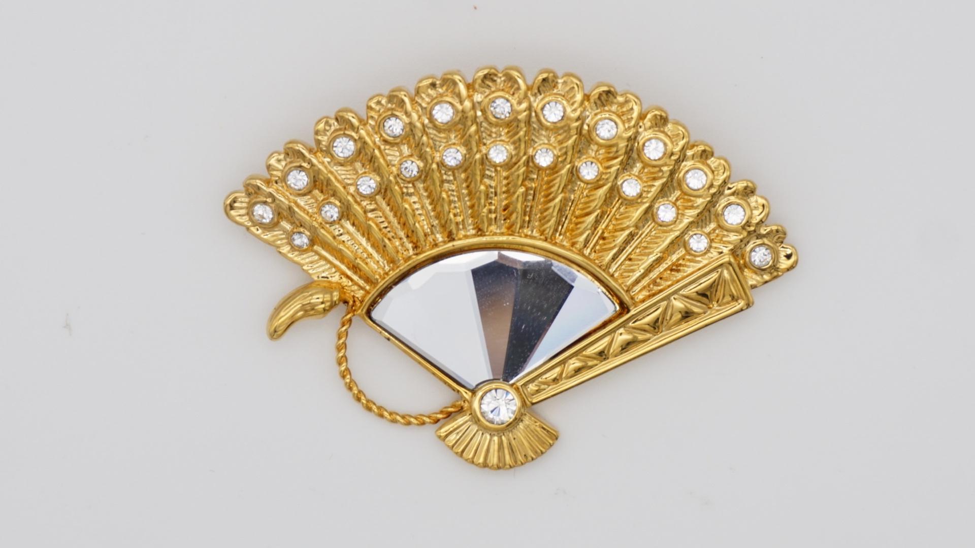 Edwardian Swarovski Crystal Glass Peacock Fan Feather Exquisite Relief Gold Brooch, New