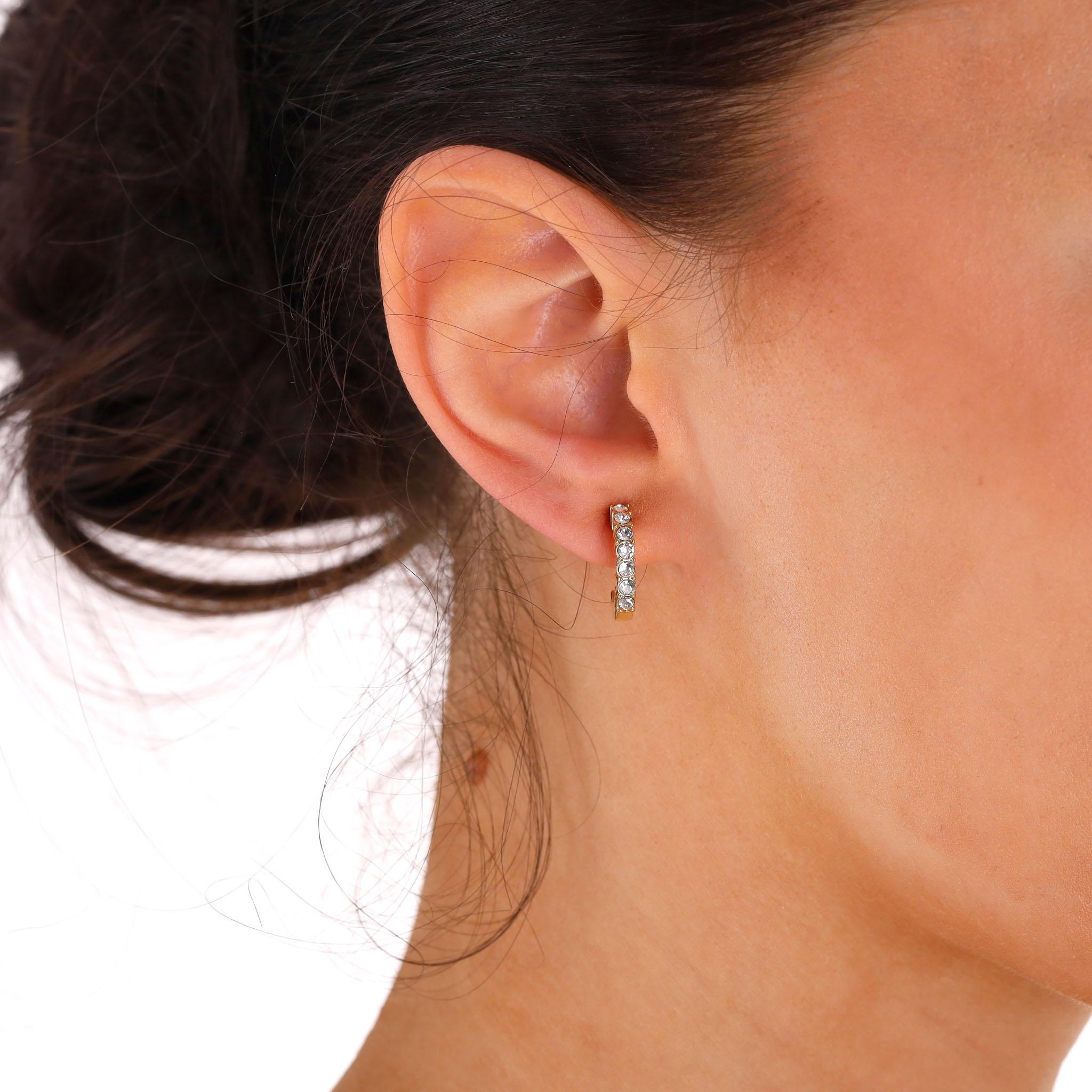 Boucles d'oreilles cristal Swarovski

Boucles d'oreilles demi-boucles plaquées or ornées d'un pavage de cristaux clairs.

Il est doté d'une fermeture à pression et de la signature 