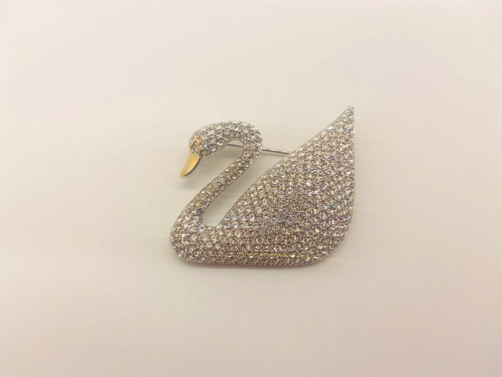 Moderne Broche/épingle Swan en cristal de Swarovski, signée et retirée en vente