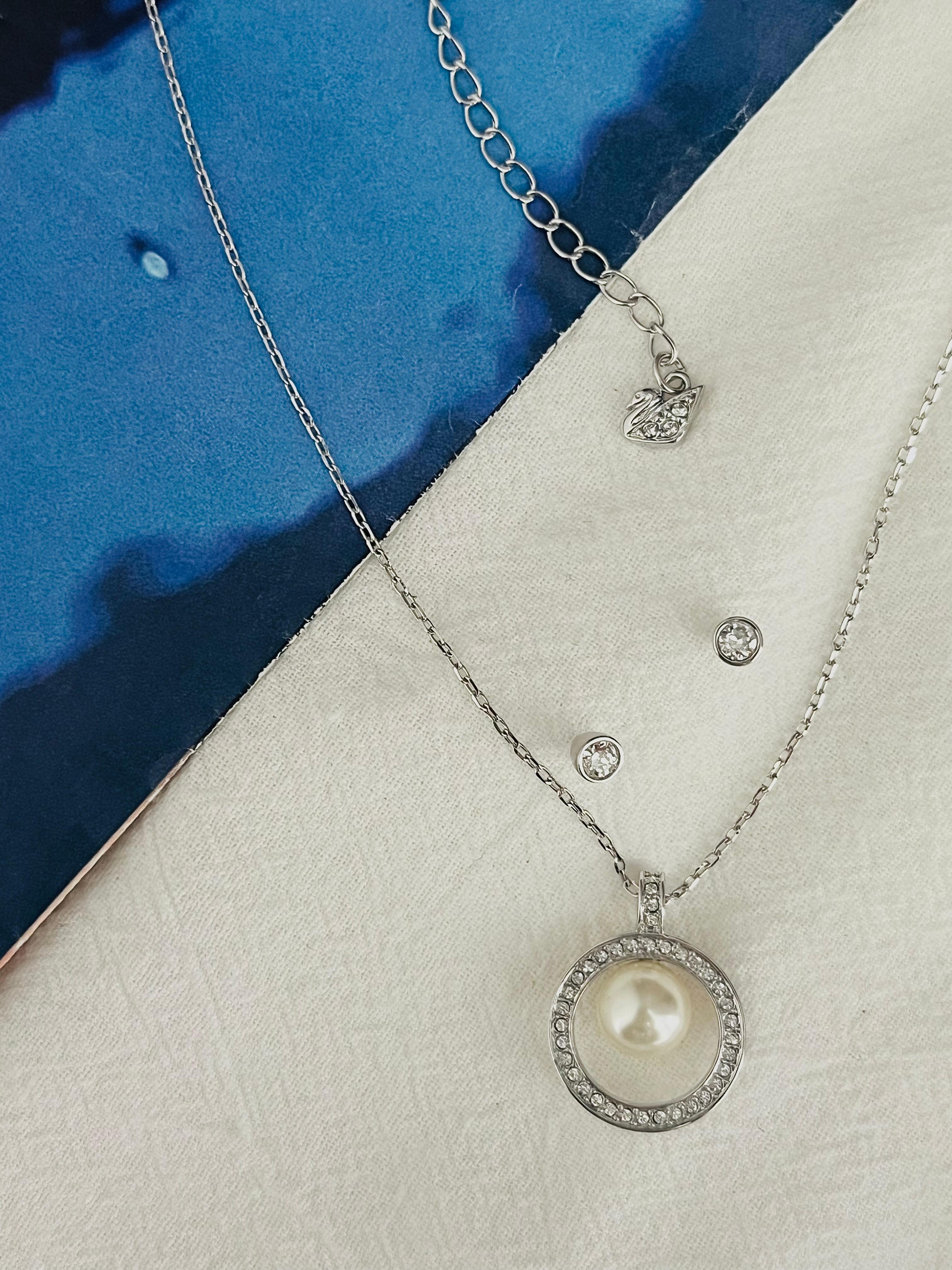 Swarovski Crystals Circle Round White Pearls Silver Necklace Earrings Gift Set In Excellent Condition For Sale In Wokingham, England