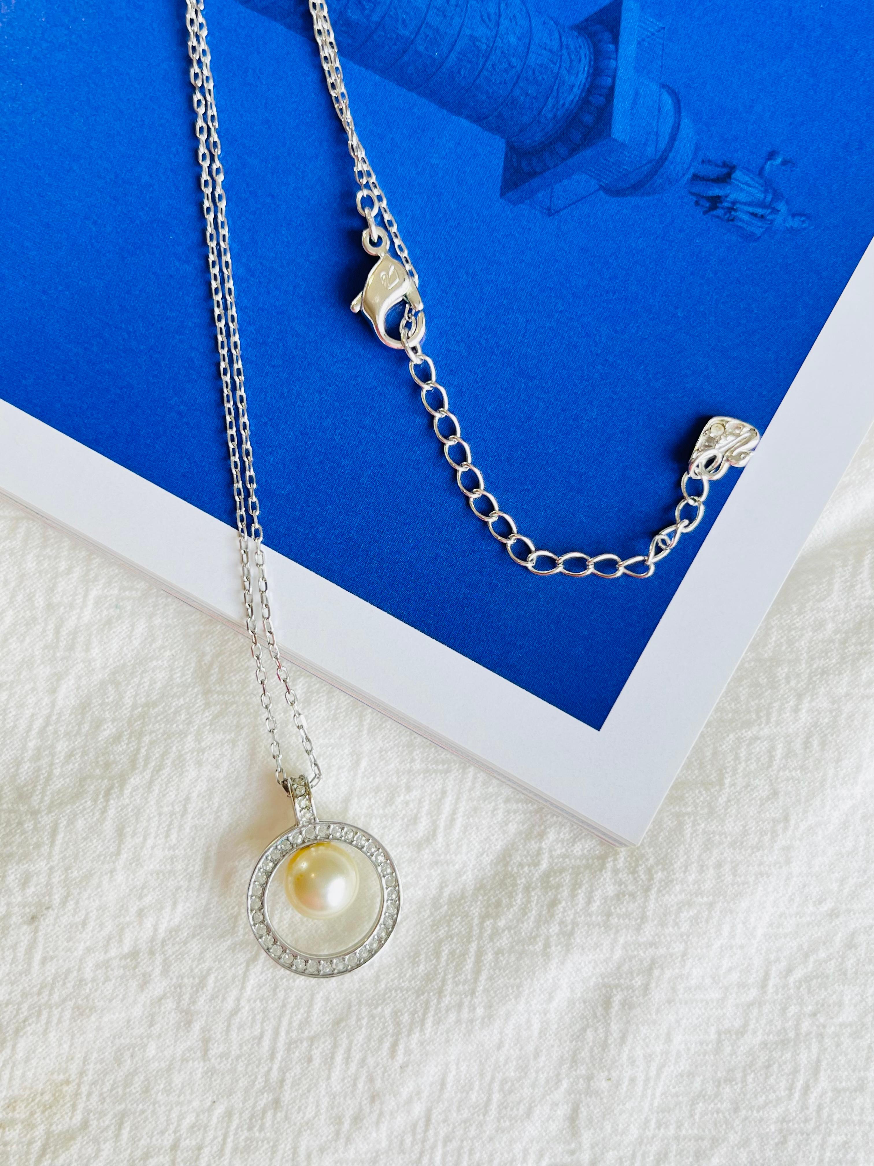 Swarovski Crystals Circle White Round Pearl Openwork Collana con ciondolo in argento In condizioni ottime in vendita a Wokingham, England