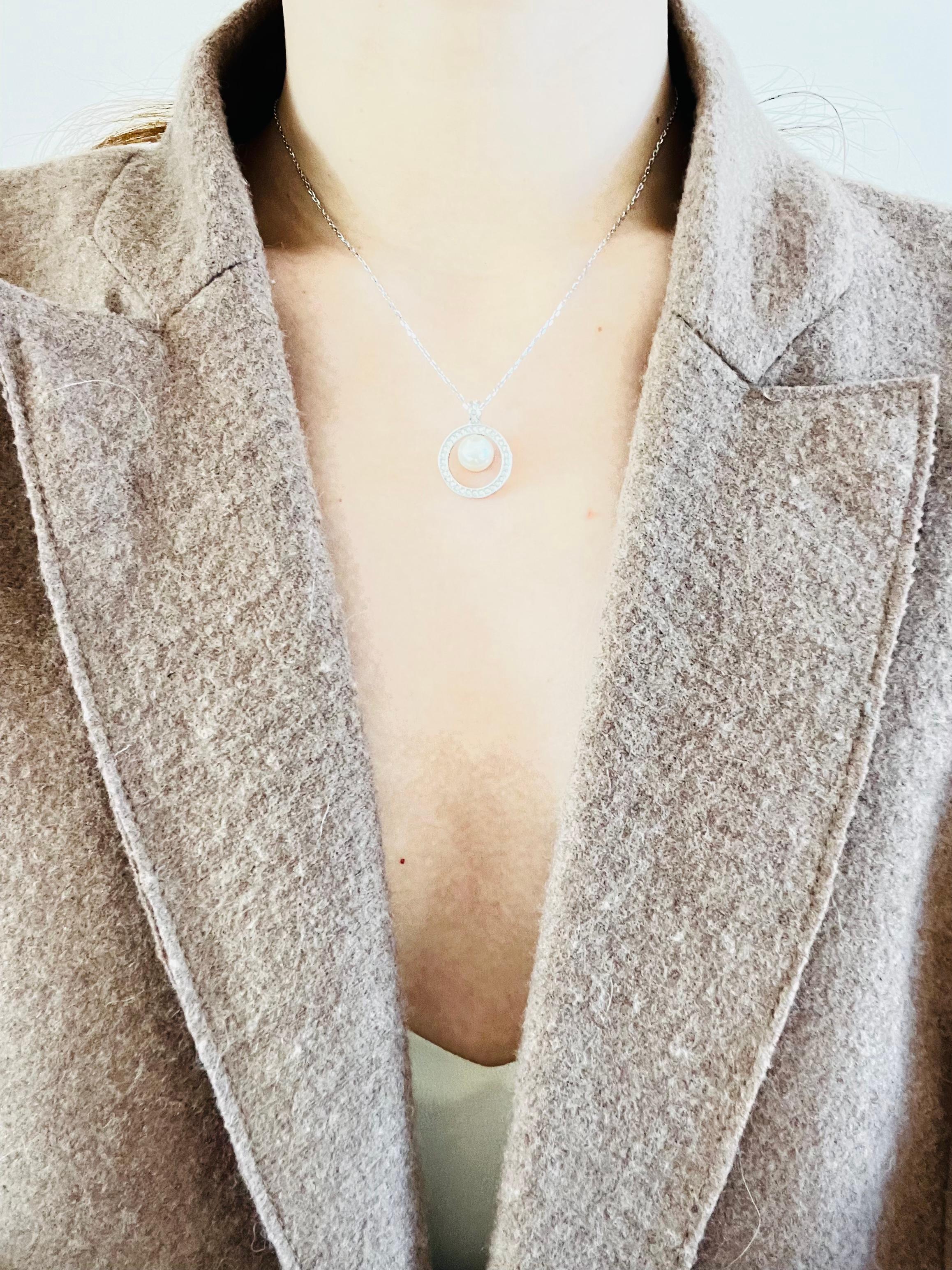 da uomo o donna Swarovski Crystals Circle White Round Pearl Openwork Collana con ciondolo in argento in vendita