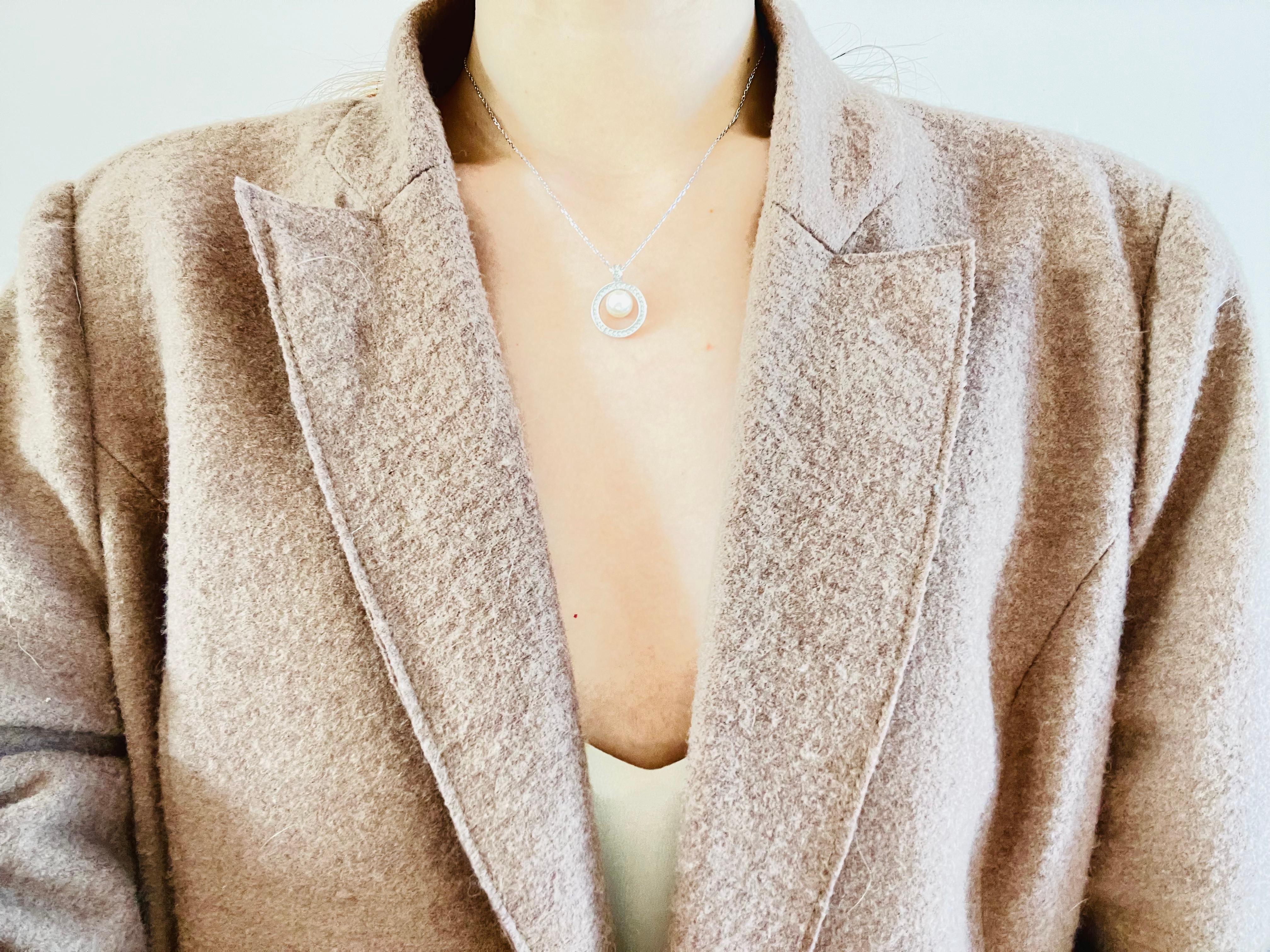 Swarovski Crystals Circle White Round Pearl Openwork Collana con ciondolo in argento in vendita 1