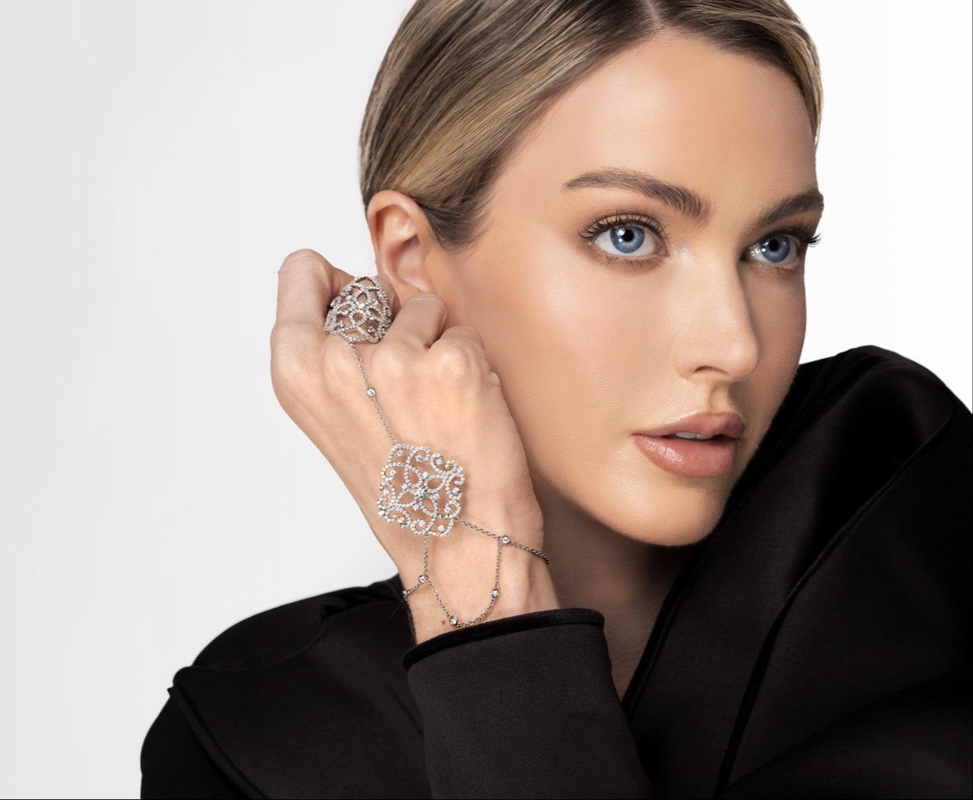 -Plata de ley 925
-Cristales Swarovski
-Tamaño del anillo: 8
-Tamaño de la pulsera: 15 cm de ancho
-Cierre de garra