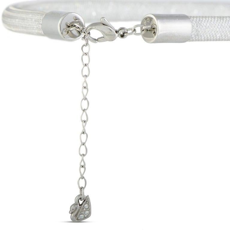 Merveilleuse harmonie, splendide luminosité et éclat glorieux produisent une charmante sensation de féminité gracieuse et de douce pureté dans ce collier tout simplement étonnant de Swarovski qui séduit par son idée non conventionnelle et sa