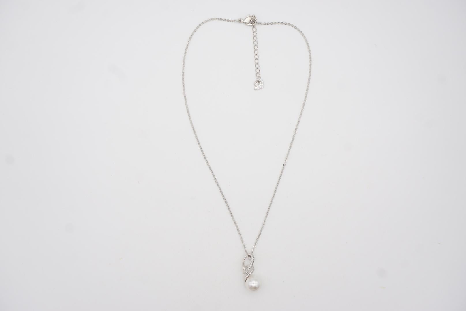 Swarovski Dangle White Round Pearl Crystals Spiral Hook Pendant Collana d'argento in vendita 8