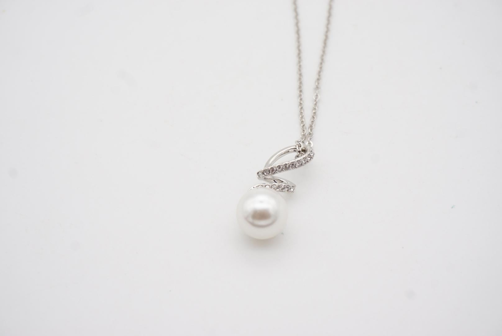 Collier pendentif en argent avec perles rondes blanches et cristaux en forme de crochet spirale Swarovski en vente 9