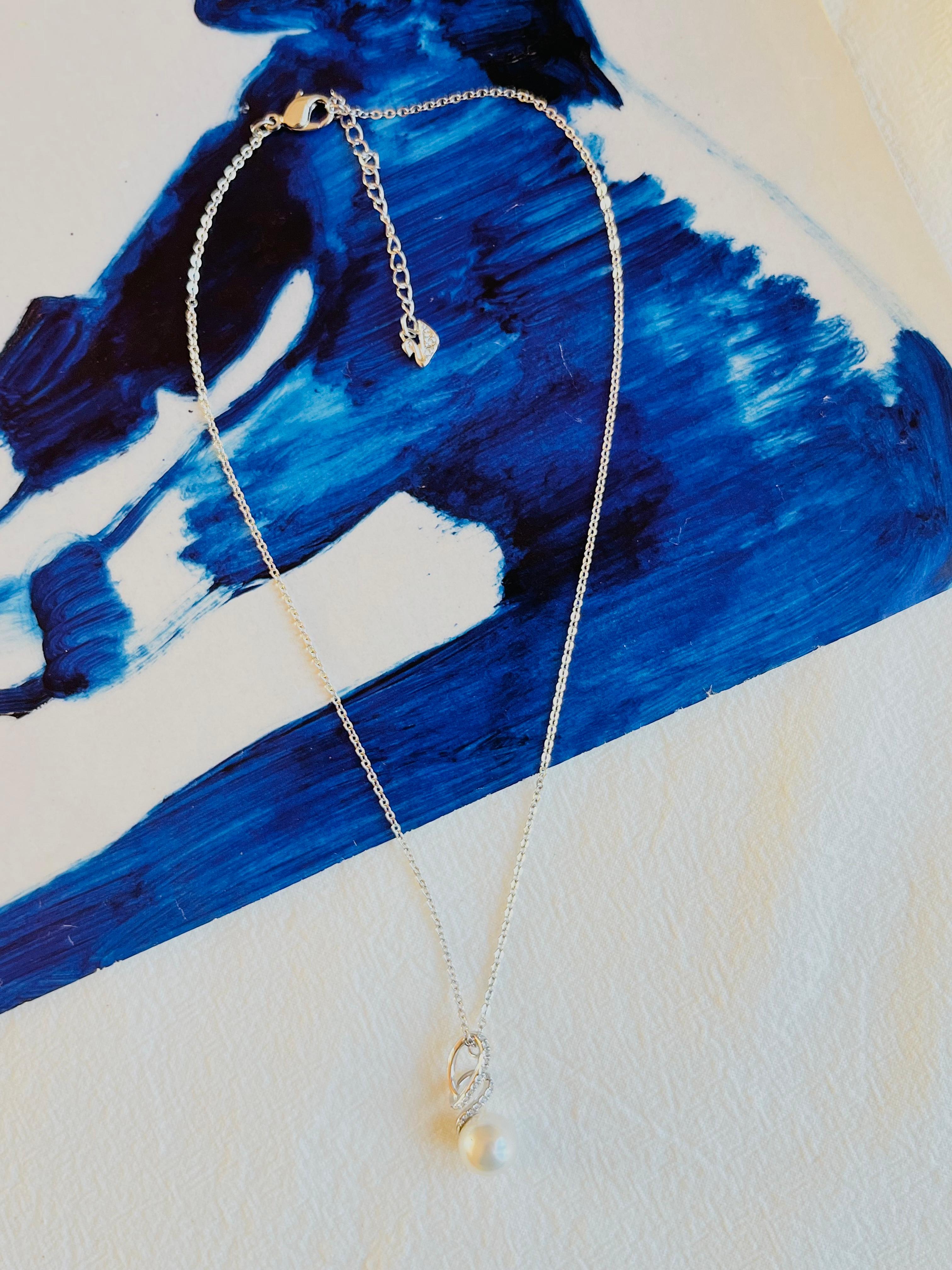 Artista Swarovski Dangle White Round Pearl Crystals Spiral Hook Pendant Collana d'argento in vendita