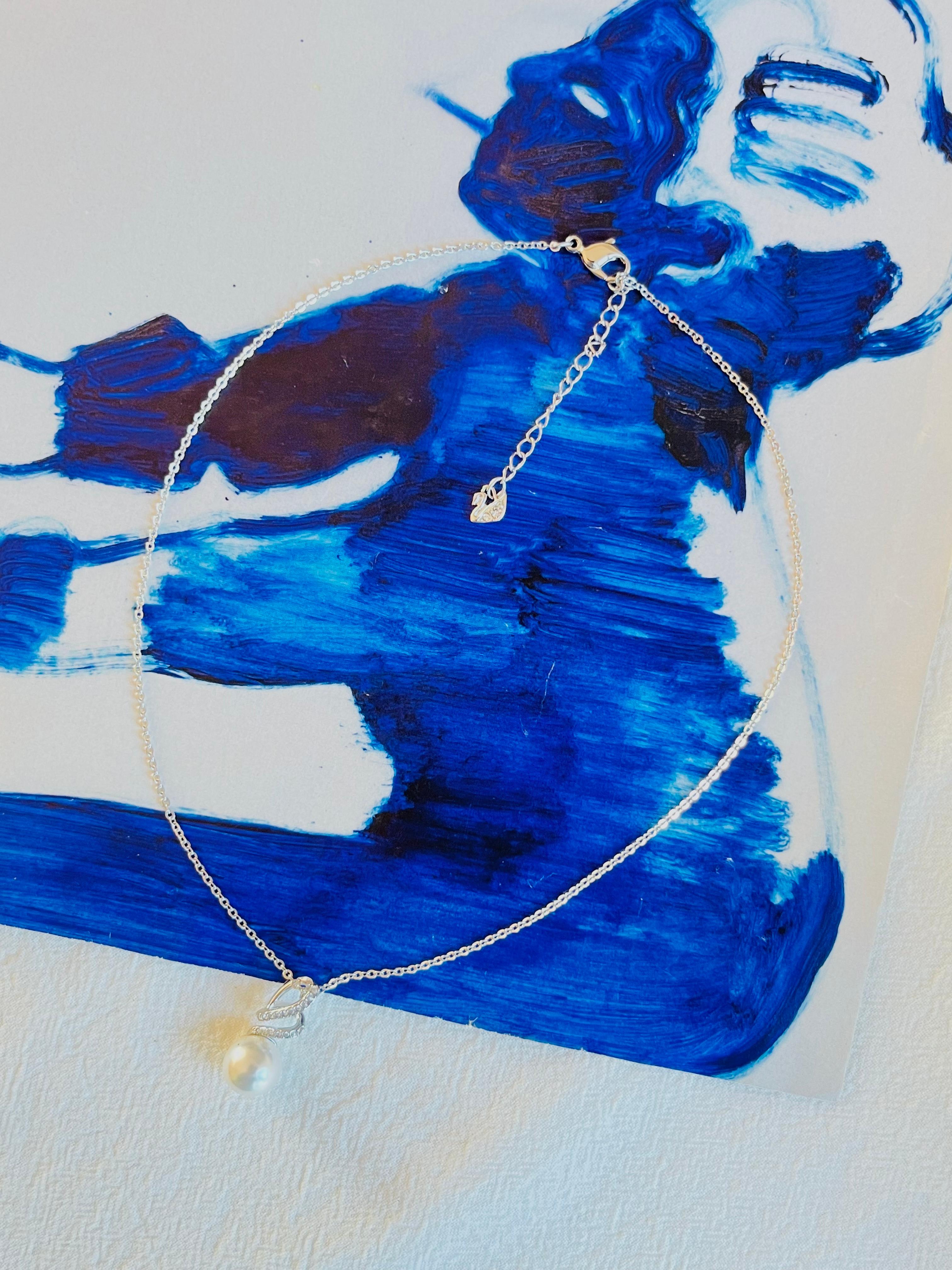 Collier pendentif en argent avec perles rondes blanches et cristaux en forme de crochet spirale Swarovski Unisexe en vente