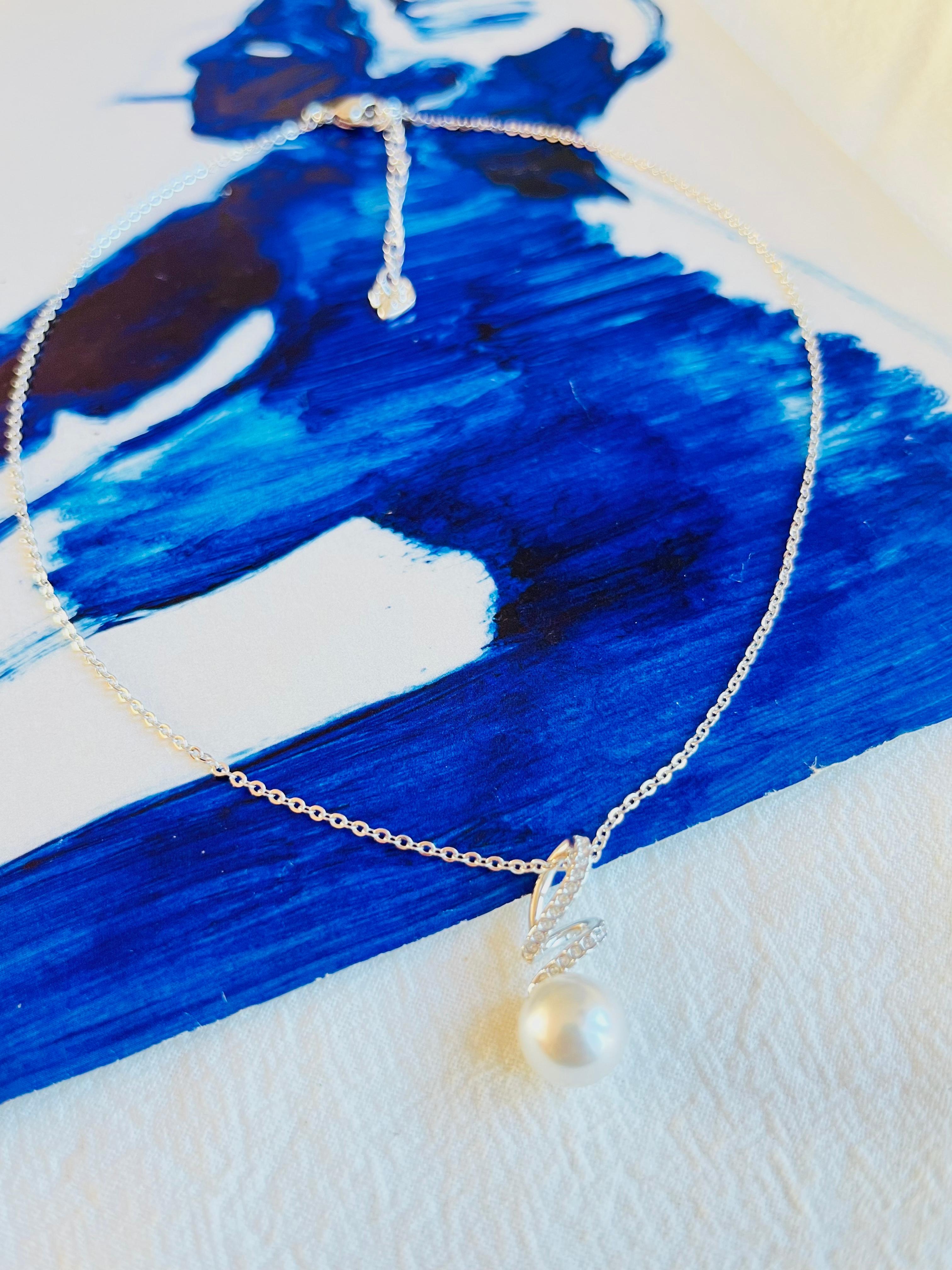 da uomo o donna Swarovski Dangle White Round Pearl Crystals Spiral Hook Pendant Collana d'argento in vendita