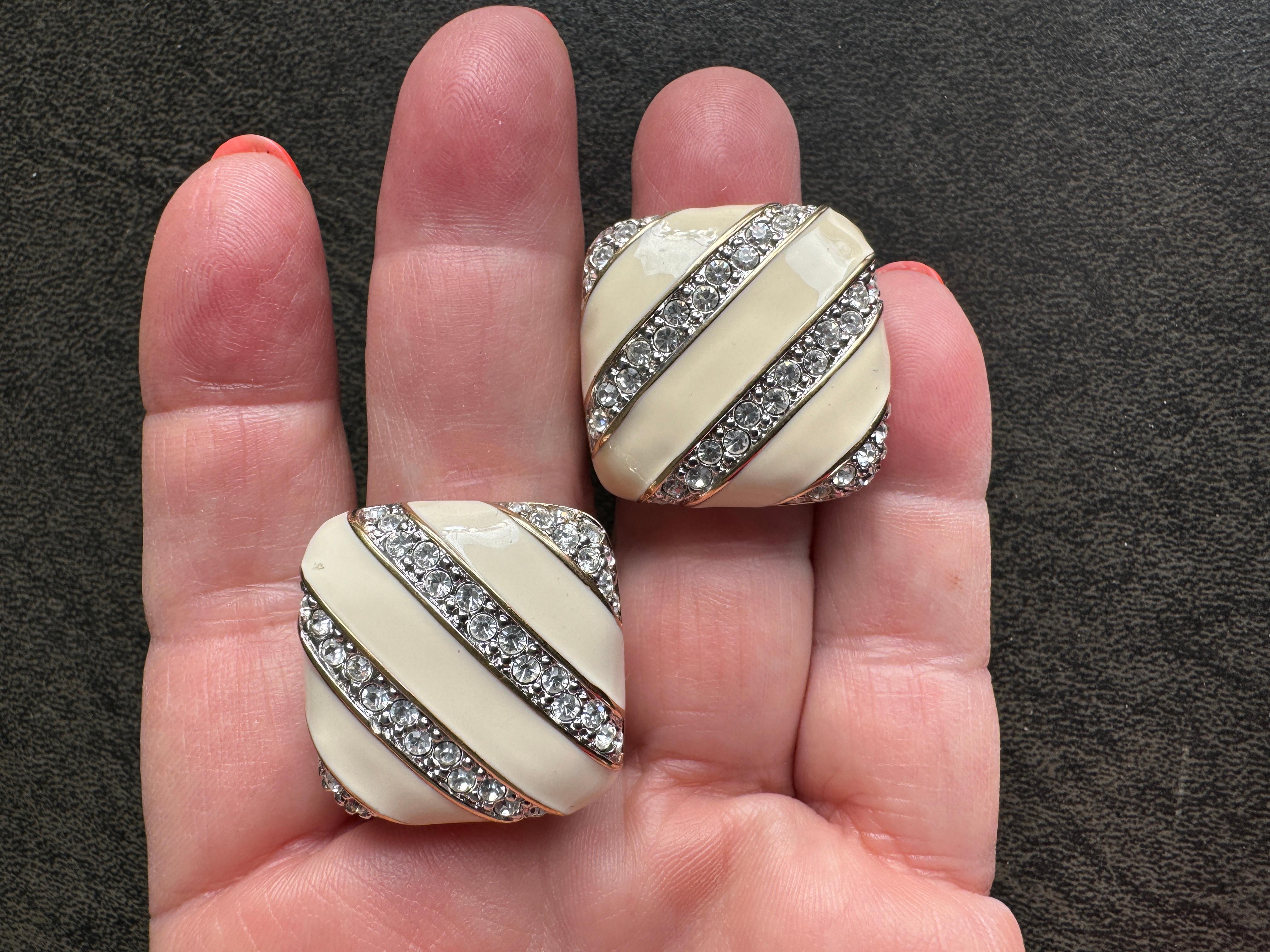 Boucles d'oreilles carrées en cristal crème Swarovski  Neuf, jamais porté en vente 7