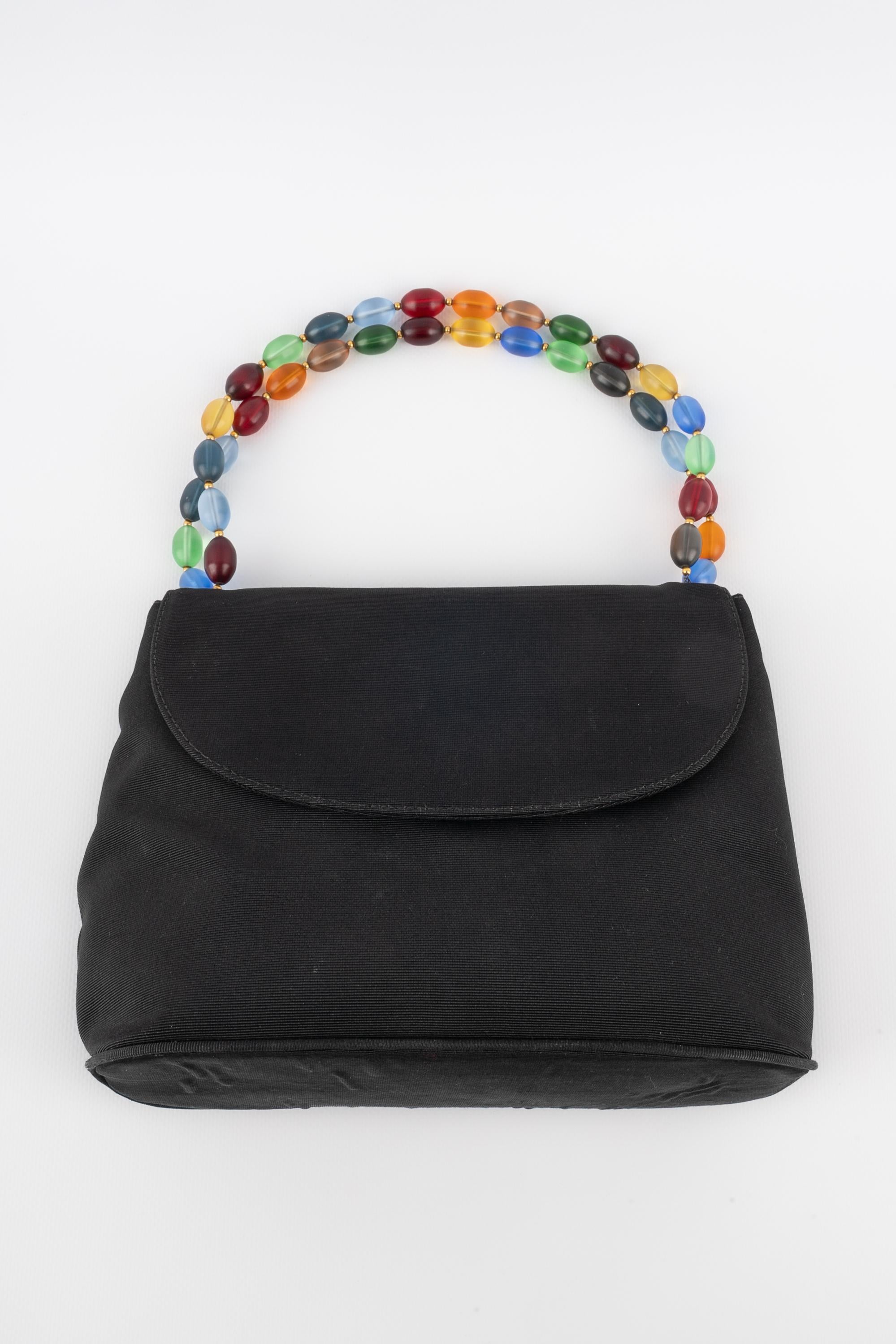 SWAROVSKI -Evening bag made of fabric and jewel handles.

Condition:

Dimensions:
Height: 18 cm - Length: 23 cm - Depth: 9.5 cm - Handle: 16cm

SKU:S604