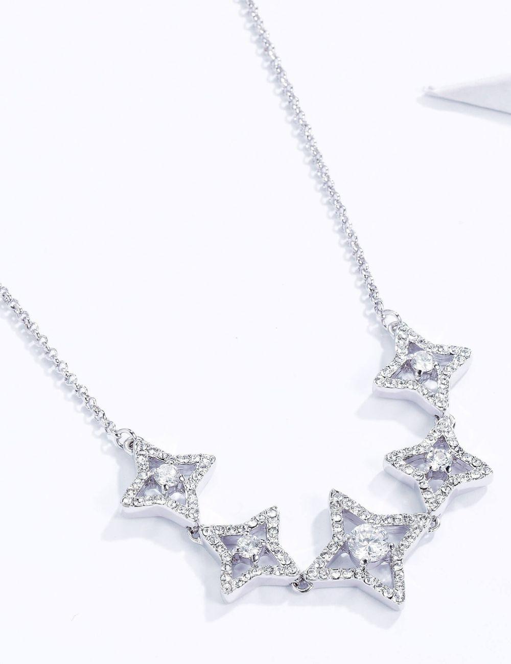 Collier étoile de danse Swarovski - plaqué rhodium avec cristaux

Ajoutez un éclat céleste à votre collection de bijoux avec le collier Swarovski Dance Star, conçu avec une chaîne délicate et cinq motifs rayonnants en forme d'étoile. Incrusté de