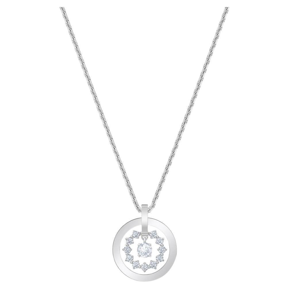 Nuovo con scatola. 100% autentico. 

Interpretazione contemporanea di un classico senza tempo, questa splendida collana placcata in rodio sarà un'aggiunta raffinata alla tua collezione. Un cerchio lucido circonda un motivo a stella in cristallo