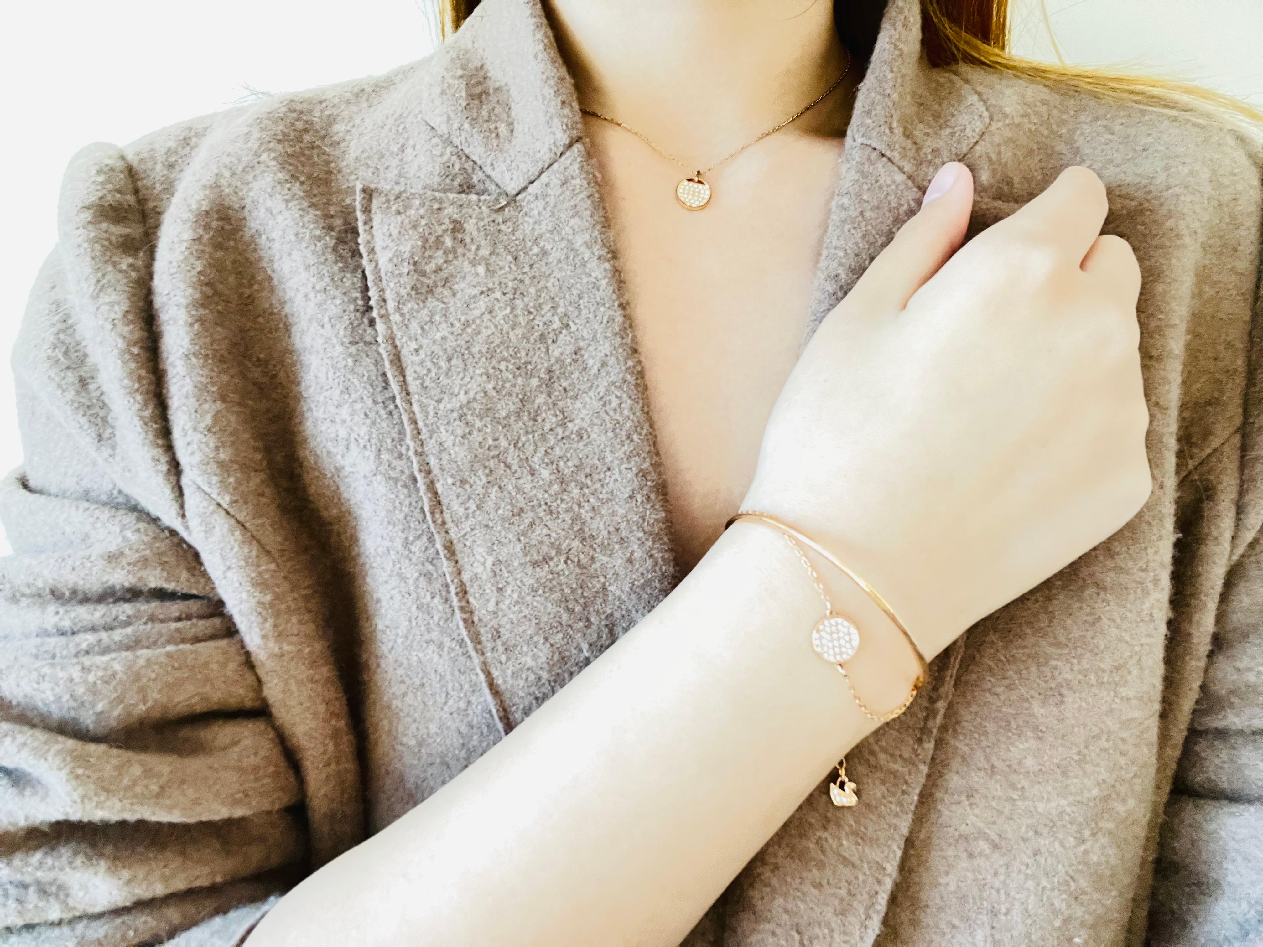 Ensemble collier et bracelet jonc cadeau en or blanc et rose avec disques en cristals de gingembre Swarovski en vente 3