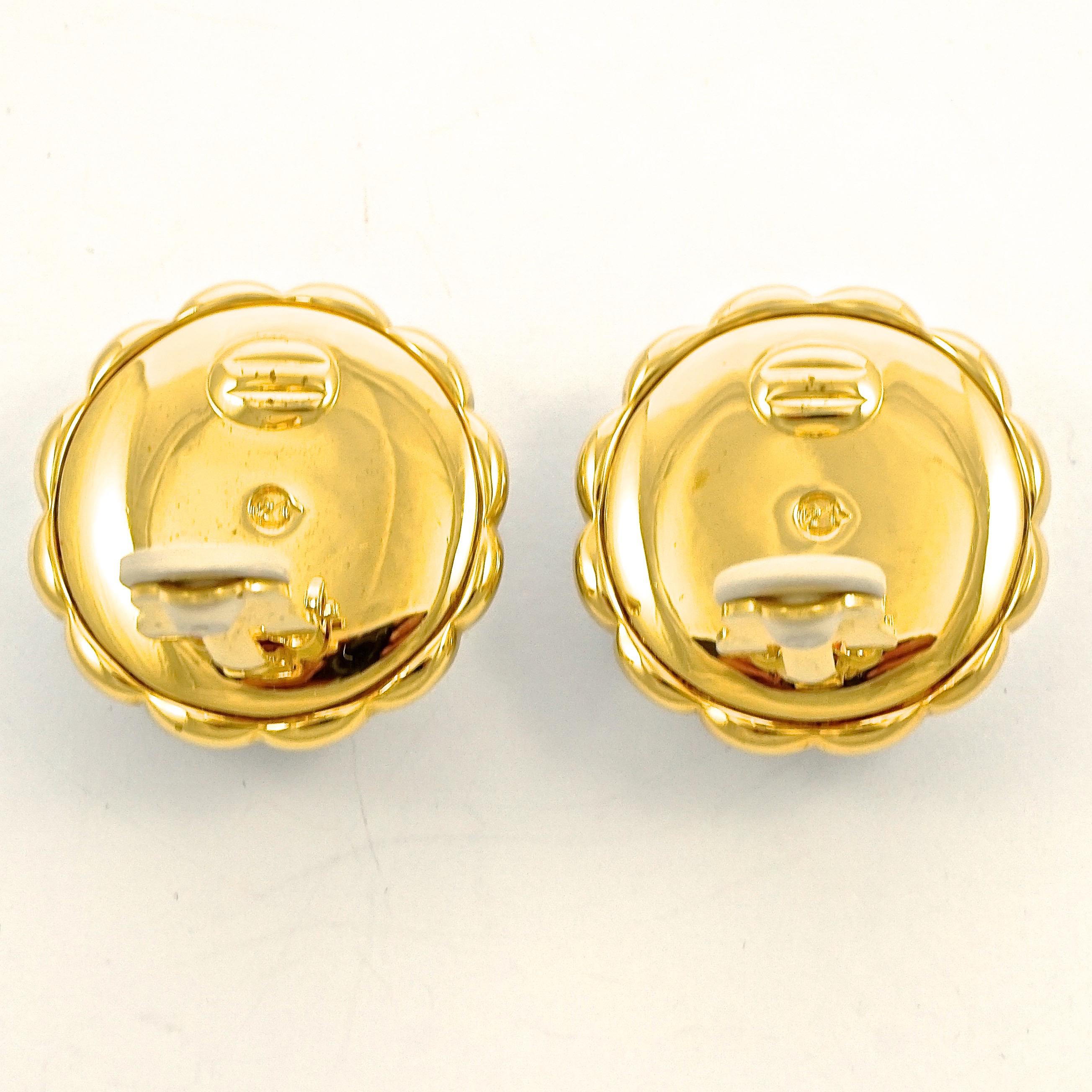 Orecchini a clip con logo del cigno in ambra e pavé di cristallo Swarovski placcati in oro In condizioni buone a London, GB