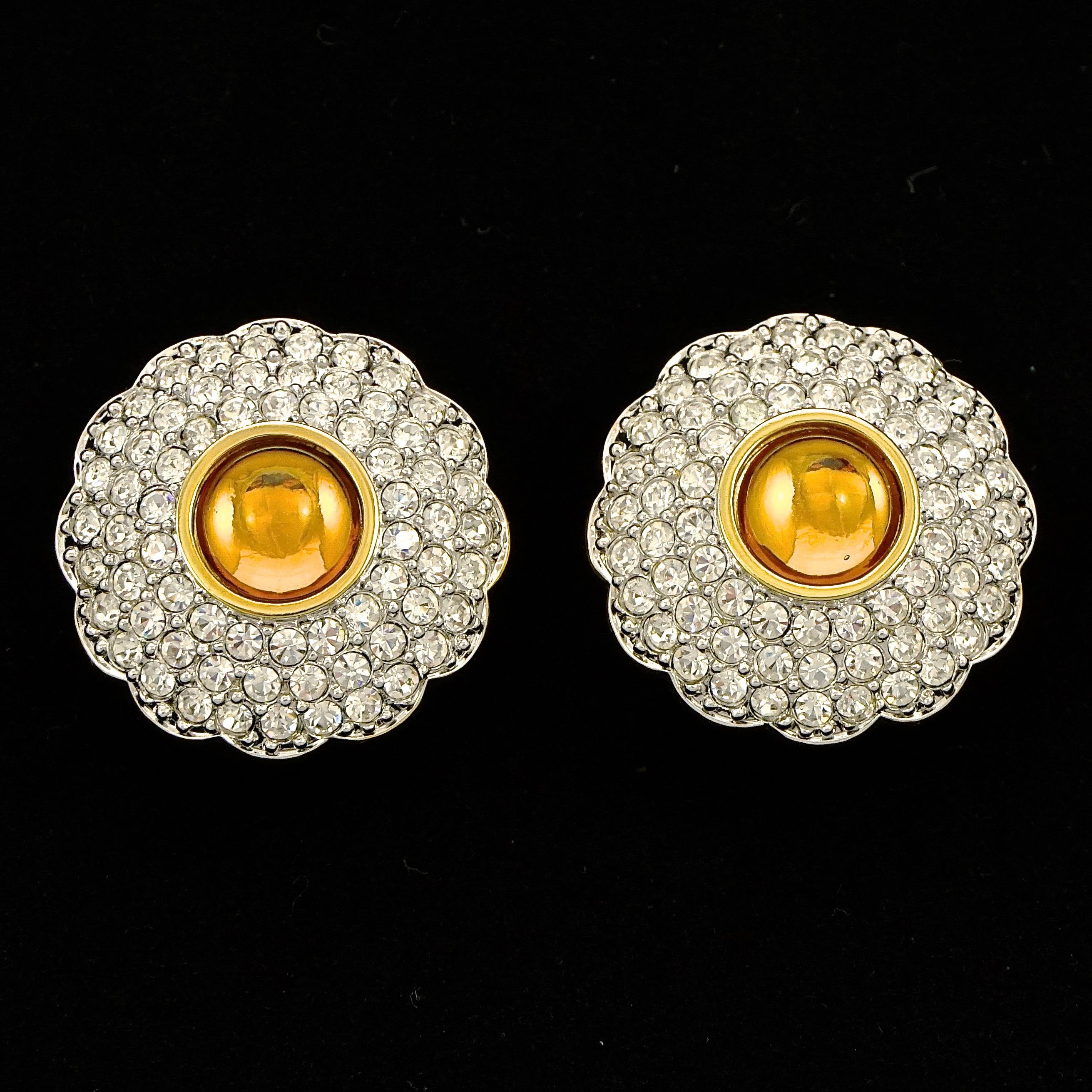 Orecchini a clip con logo del cigno in ambra e pavé di cristallo Swarovski placcati in oro 3