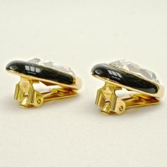 Pendientes de clip Swarovski chapados en oro con esmalte negro ovalado y cristal