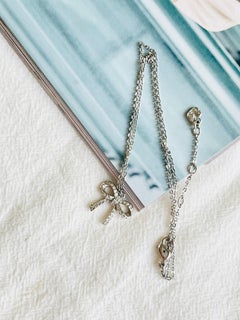 Swarovski-Halskette mit Anhänger in Form einer Schleife mit dem „Silver Life Long Knot“-Motiv aus ikonischen weißen Kristallen