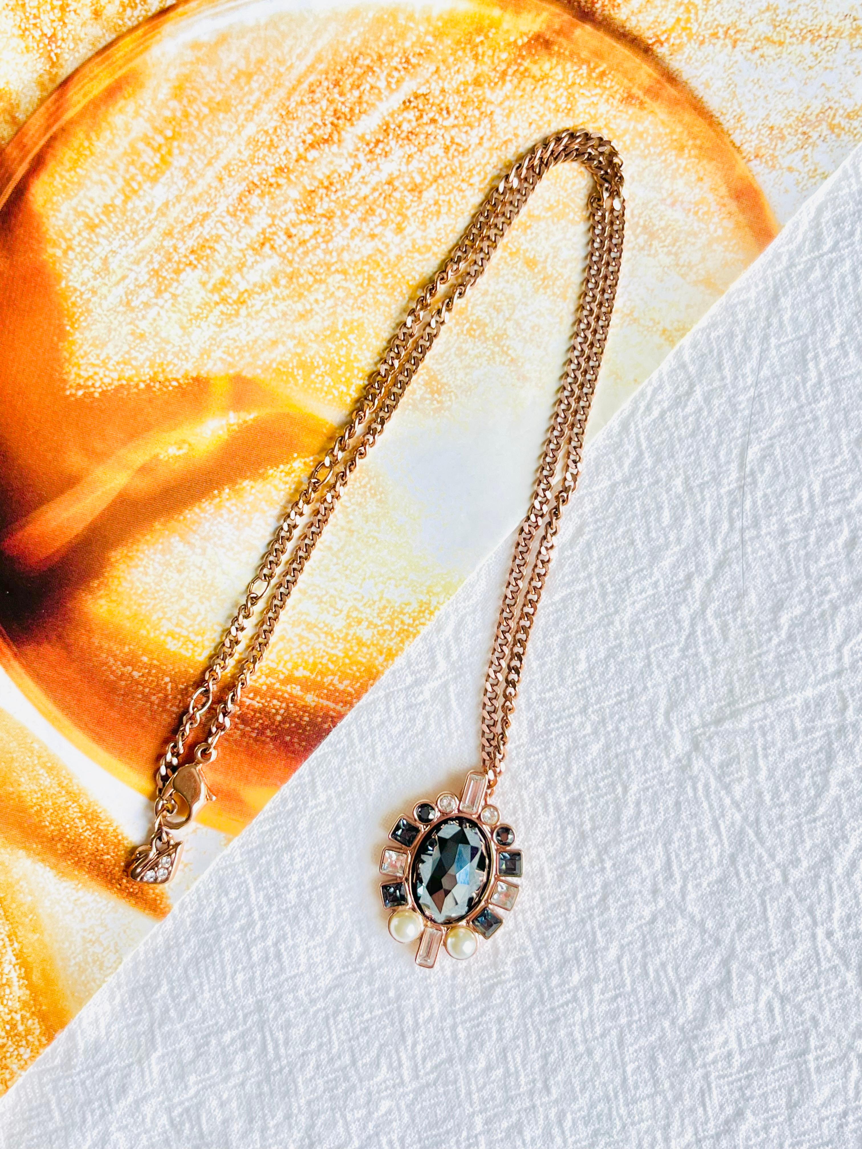 Baroque Swarovski Collier pendentif en or rose avec gros cristaux ovales noirs et blancs et perles en vente
